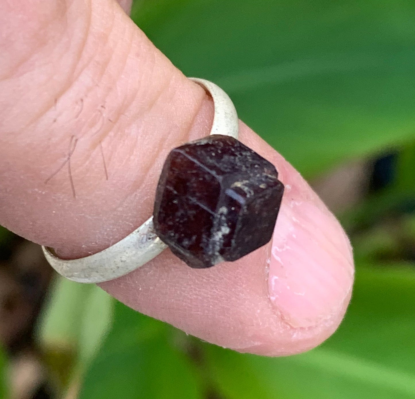 Bague en grenat, pièce brute et naturelle, cabochon en pierre collée sur anneau pré-montée en laiton couleur argent ! Taille réglable d'environ 50 à 60 Fr.