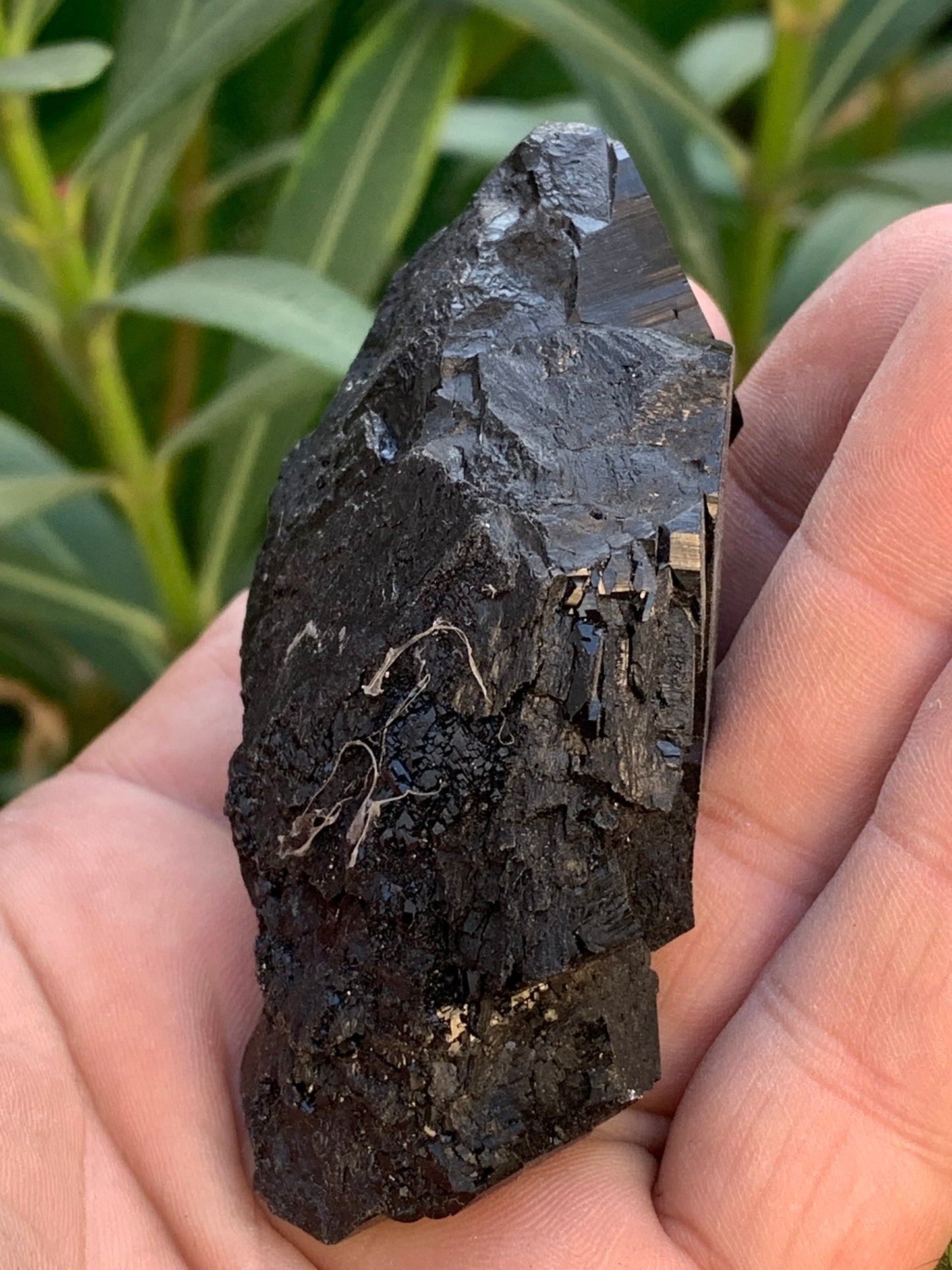 Tourmaline noire, spécimen naturel, macle de 83 x 53 x 32 mm - 166,8 grammes. Une très belle pièce avec plusieurs têtes à 3 faces !