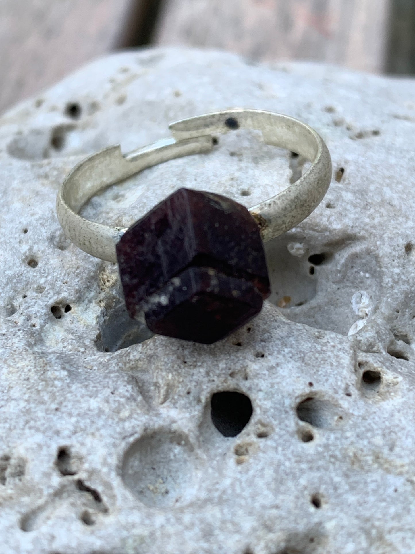 Bague en grenat, pièce brute et naturelle, cabochon en pierre collée sur anneau pré-montée en laiton couleur argent ! Taille réglable d'environ 50 à 60 Fr.