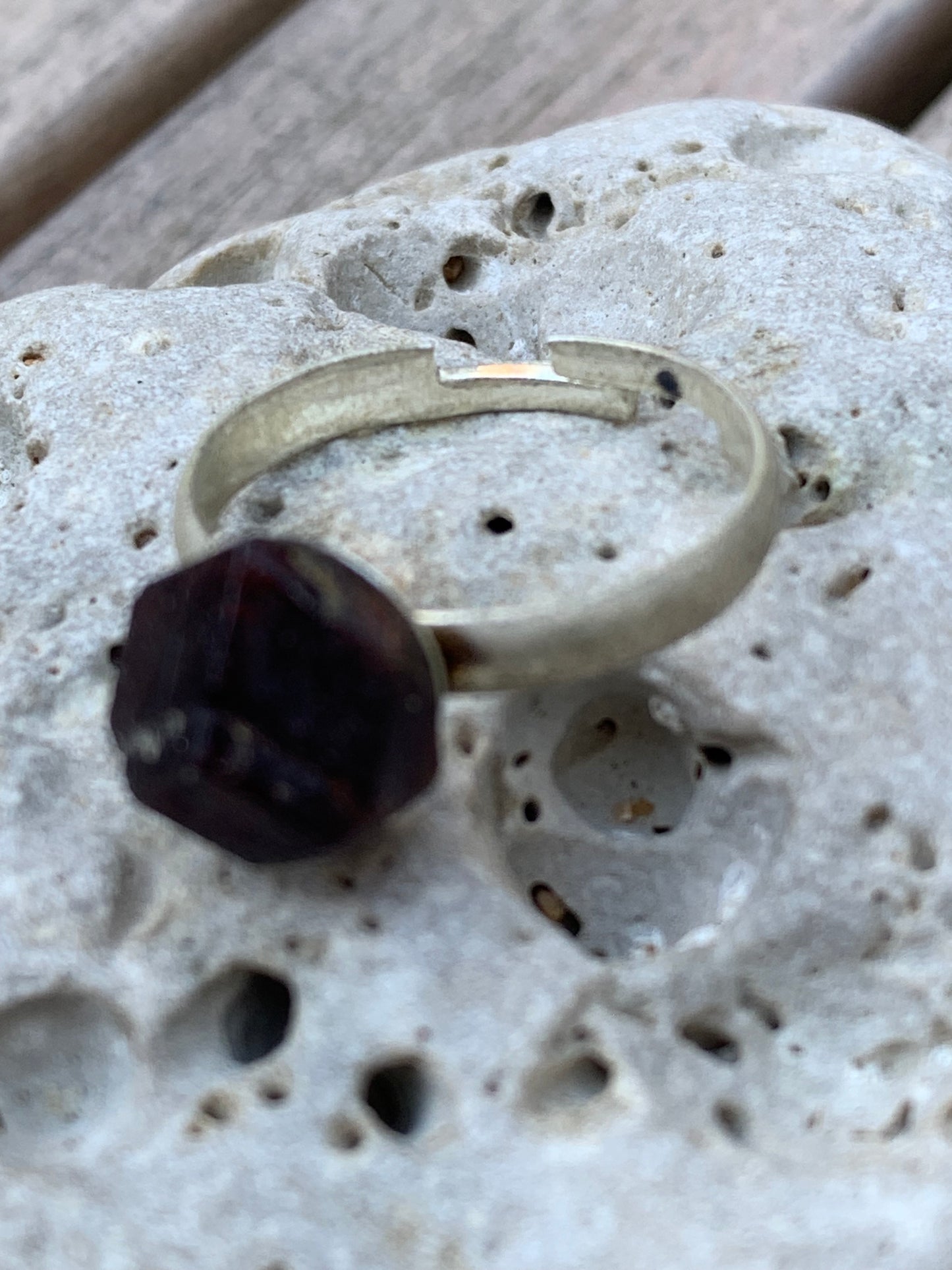 Bague en grenat, pièce brute et naturelle, cabochon en pierre collée sur anneau pré-montée en laiton couleur argent ! Taille réglable d'environ 50 à 60 Fr.