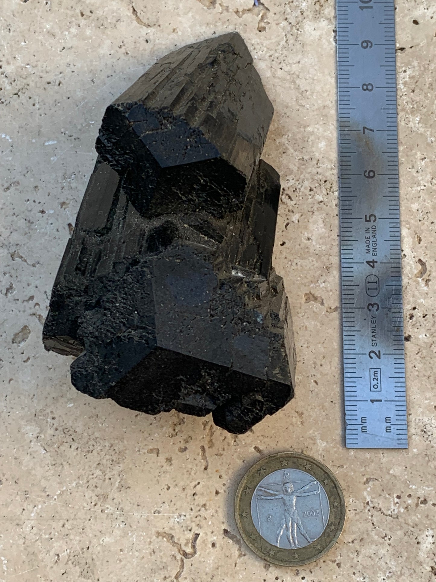 Tourmaline noire, spécimen naturel, macle de 92 x 65 x 50 mm - 263,8 grammes. Une très belle pièce avec plusieurs têtes à 3 faces !