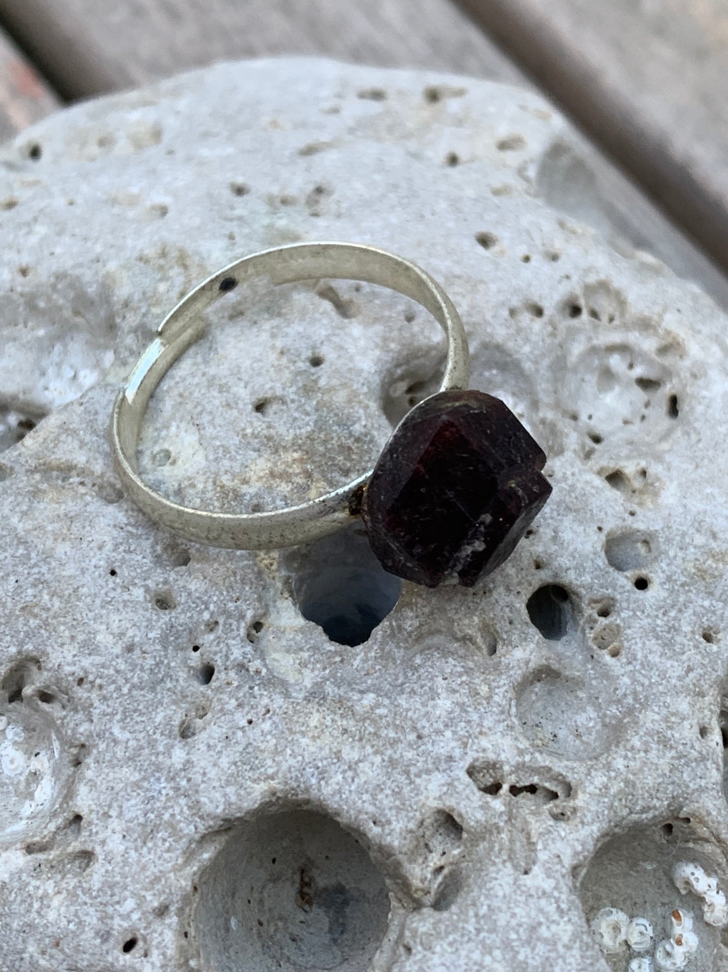 Bague en grenat, pièce brute et naturelle, cabochon en pierre collée sur anneau pré-montée en laiton couleur argent ! Taille réglable d'environ 50 à 60 Fr.