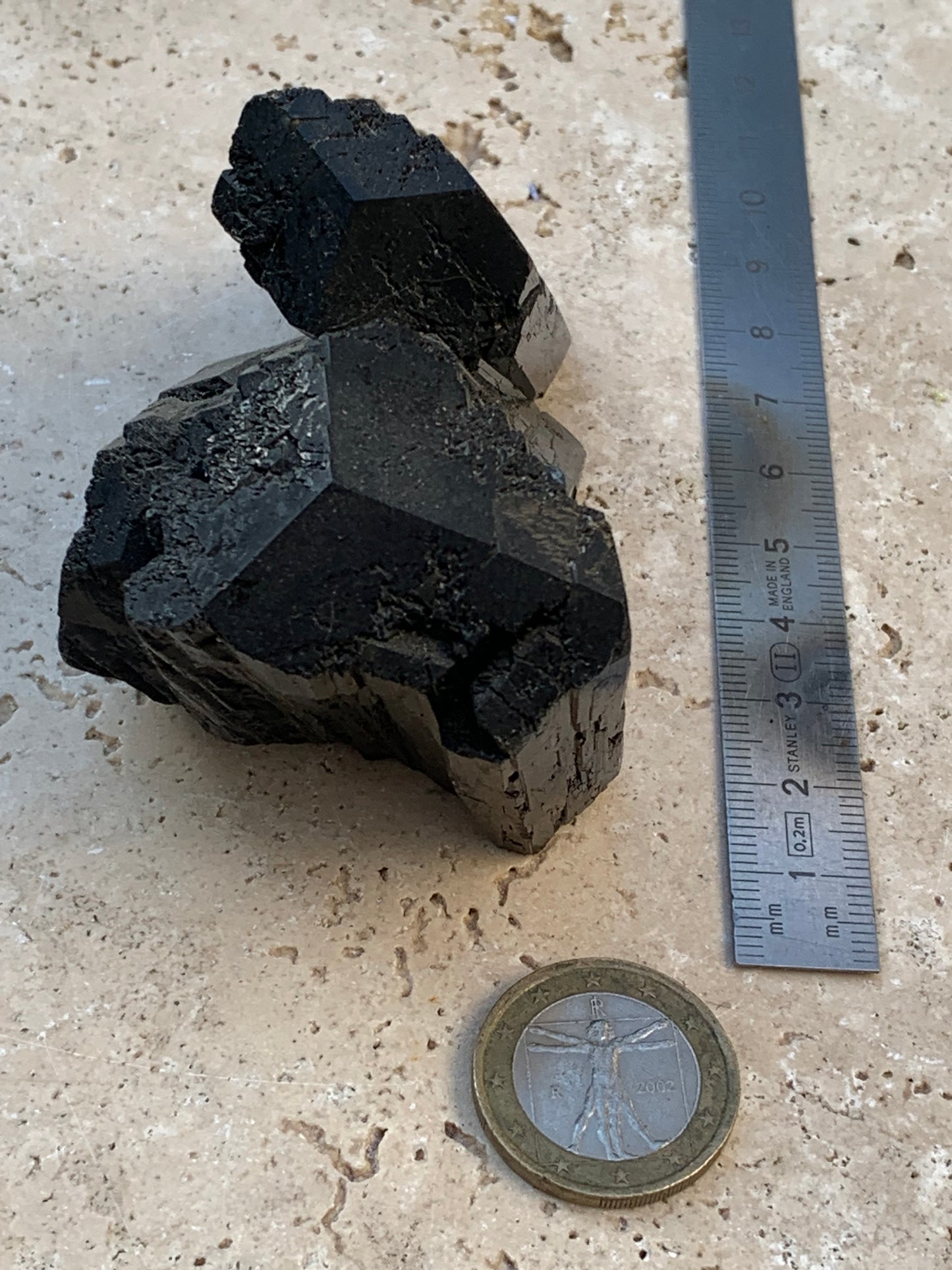Tourmaline noire, spécimen naturel, macle de 92 x 65 x 50 mm - 263,8 grammes. Une très belle pièce avec plusieurs têtes à 3 faces !