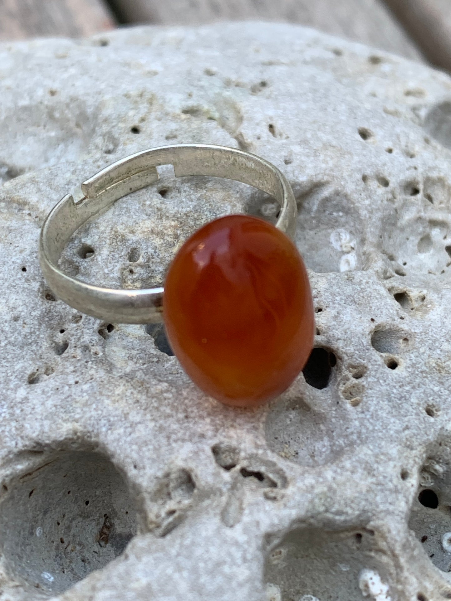 Bague réglable en cornaline, pièce brute et naturelle, cabochon en pierre collée sur anneau pré-montée en laiton argenté !
