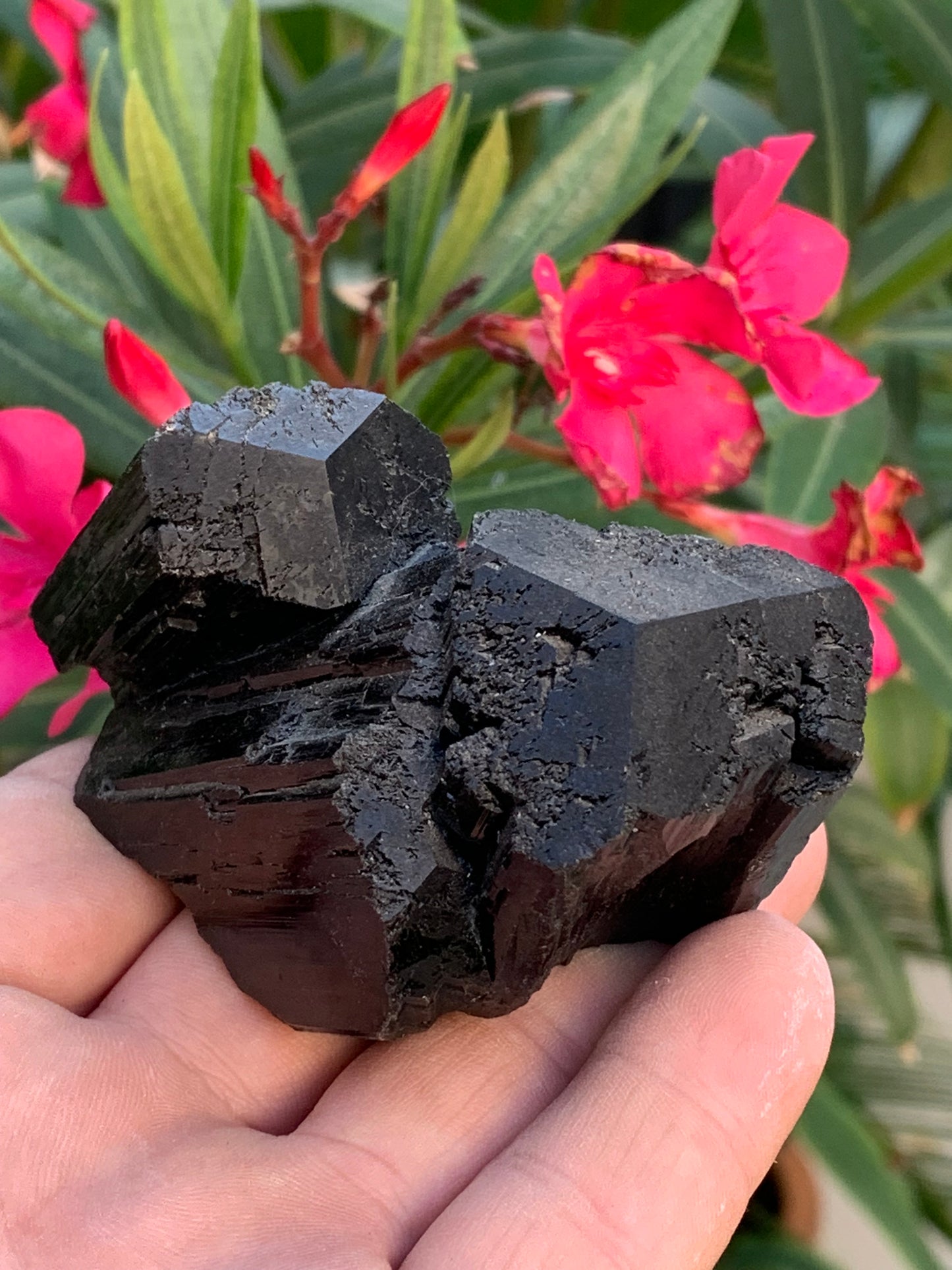 Tourmaline noire, spécimen naturel, macle de 92 x 65 x 50 mm - 263,8 grammes. Une très belle pièce avec plusieurs têtes à 3 faces !
