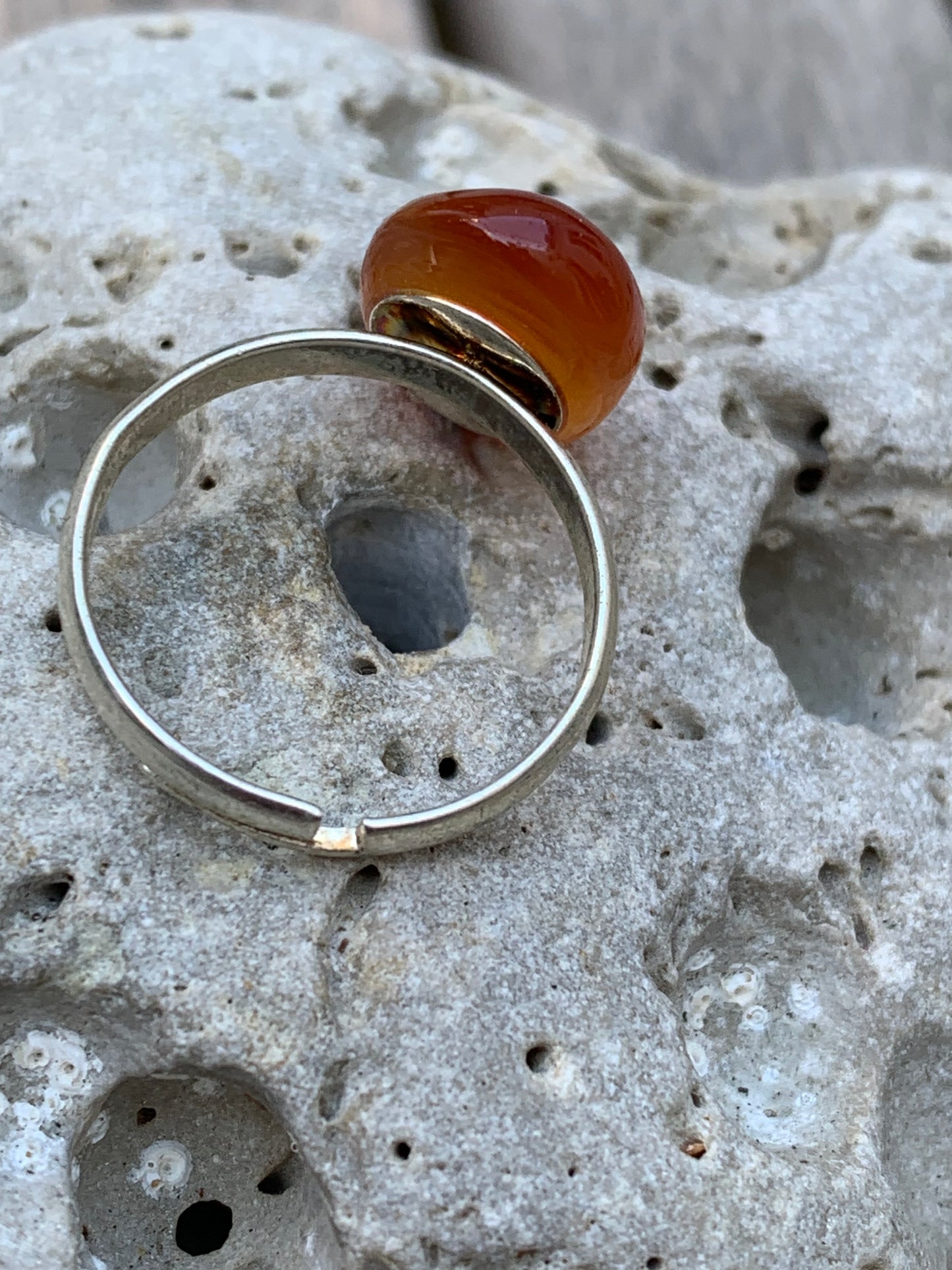 Bague réglable en cornaline, pièce brute et naturelle, cabochon en pierre collée sur anneau pré-montée en laiton argenté !