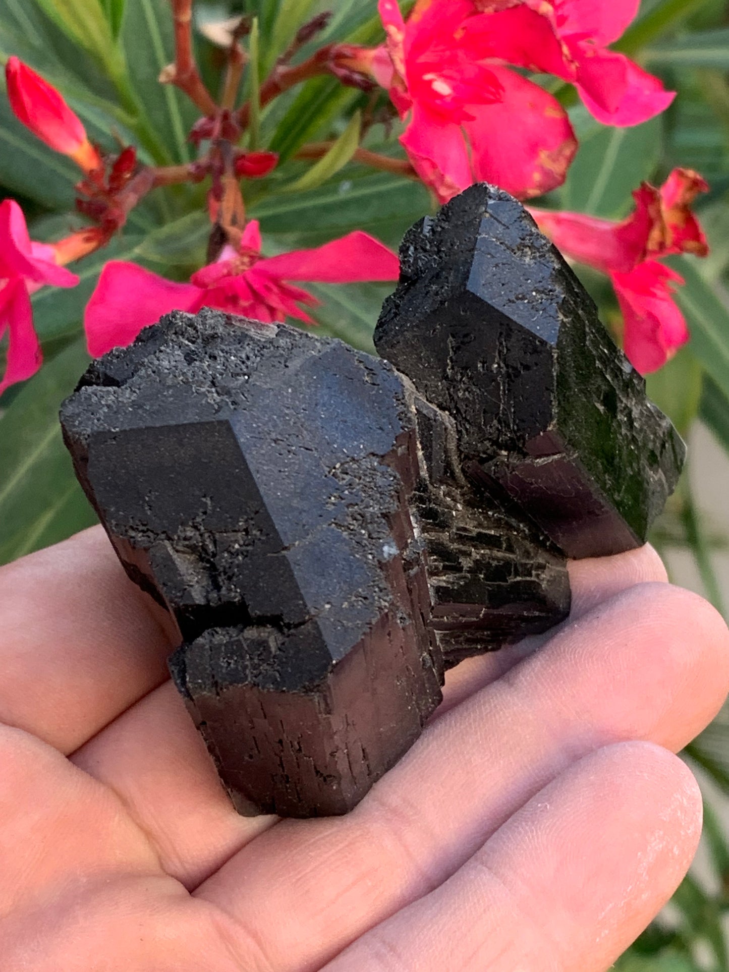 Tourmaline noire, spécimen naturel, macle de 92 x 65 x 50 mm - 263,8 grammes. Une très belle pièce avec plusieurs têtes à 3 faces !