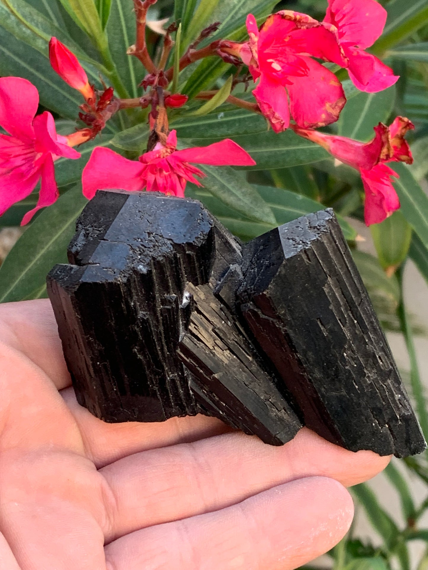 Tourmaline noire, spécimen naturel, macle de 92 x 65 x 50 mm - 263,8 grammes. Une très belle pièce avec plusieurs têtes à 3 faces !