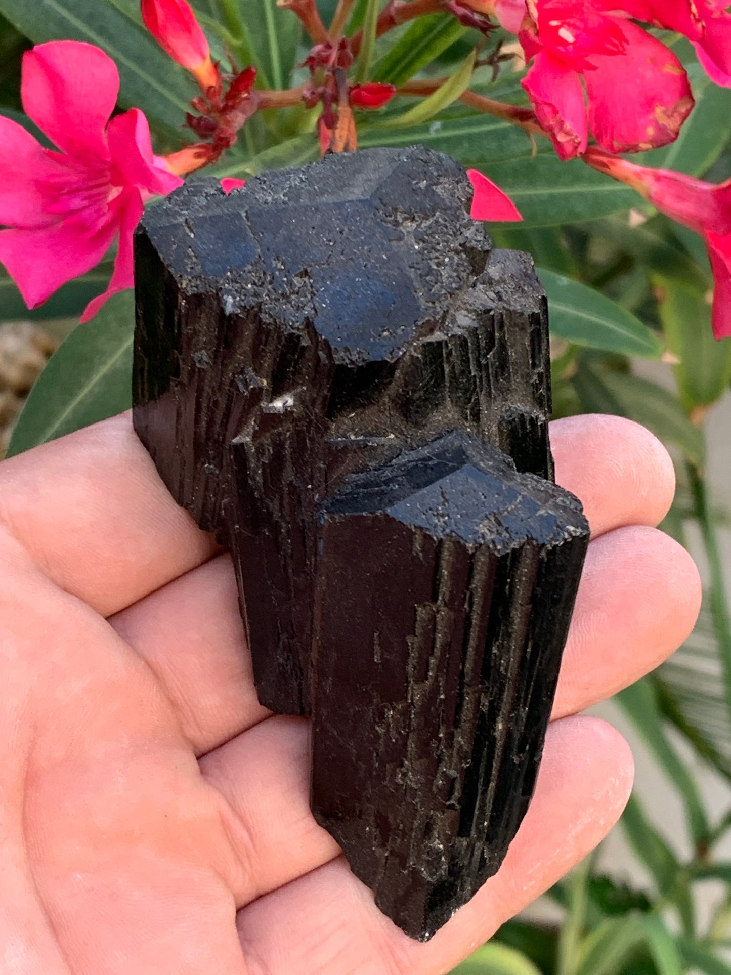 Tourmaline noire, spécimen naturel, macle de 92 x 65 x 50 mm - 263,8 grammes. Une très belle pièce avec plusieurs têtes à 3 faces !