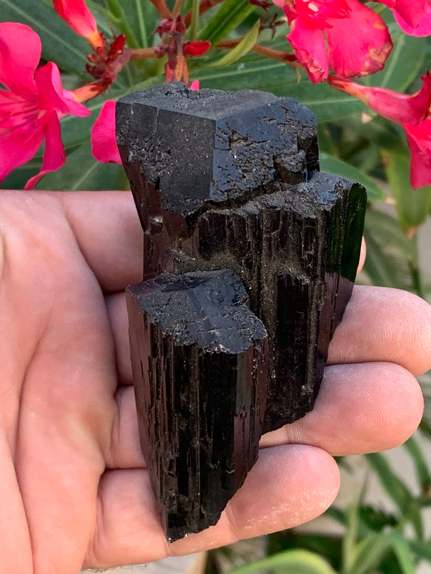 Tourmaline noire, spécimen naturel, macle de 92 x 65 x 50 mm - 263,8 grammes. Une très belle pièce avec plusieurs têtes à 3 faces !