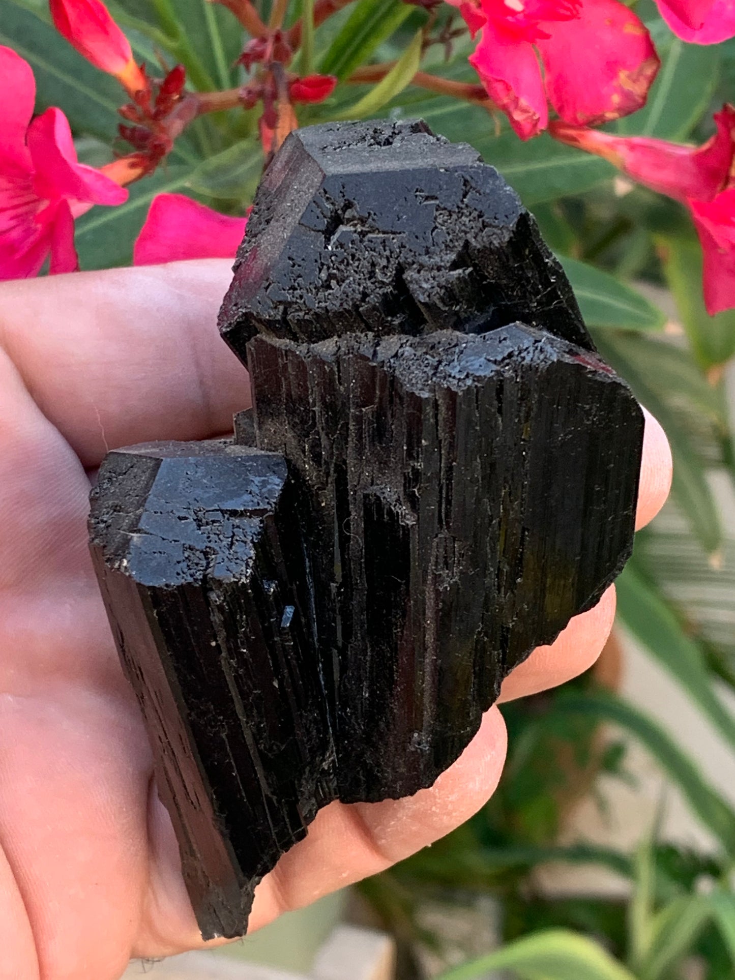 Tourmaline noire, spécimen naturel, macle de 92 x 65 x 50 mm - 263,8 grammes. Une très belle pièce avec plusieurs têtes à 3 faces !