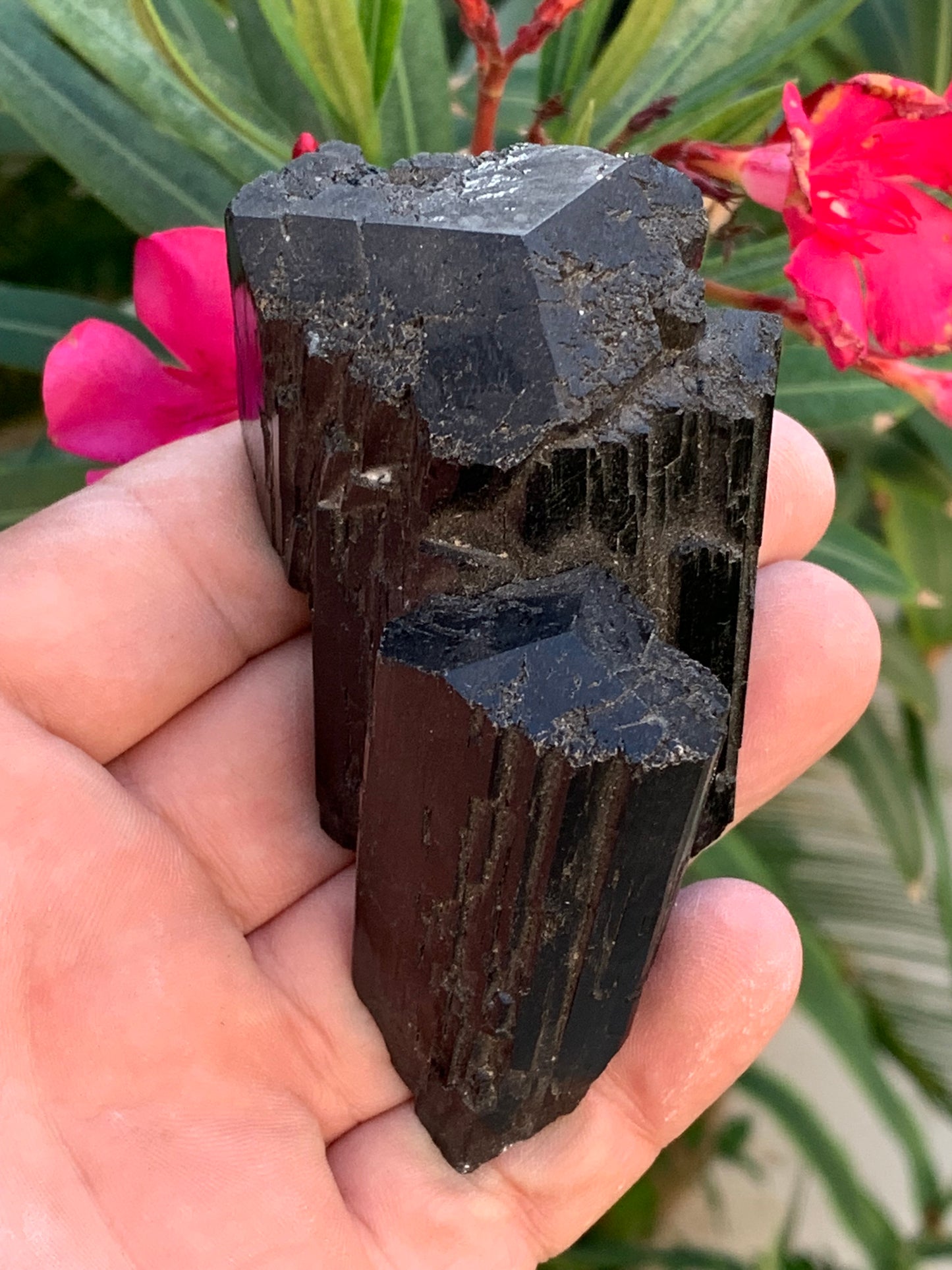 Tourmaline noire, spécimen naturel, macle de 92 x 65 x 50 mm - 263,8 grammes. Une très belle pièce avec plusieurs têtes à 3 faces !