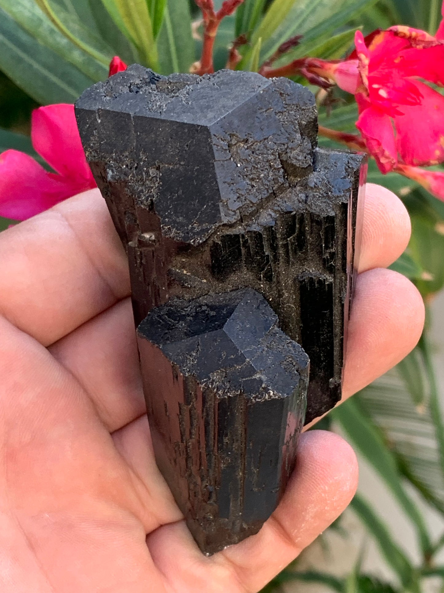 Tourmaline noire, spécimen naturel, macle de 92 x 65 x 50 mm - 263,8 grammes. Une très belle pièce avec plusieurs têtes à 3 faces !