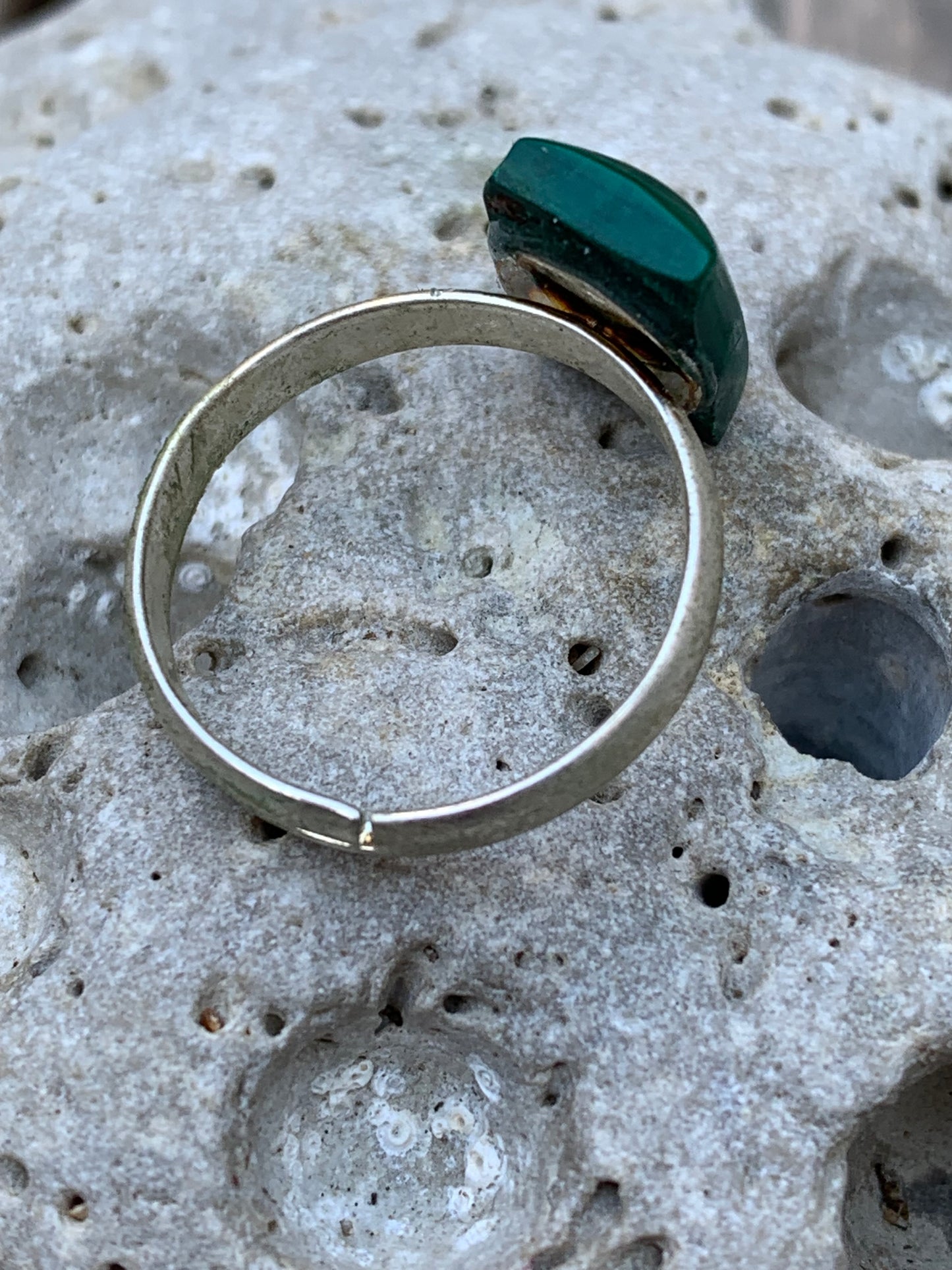 Bague en malachite, cabochon en pierre collée sur anneau pré-montée en laiton couleur argent ! Taille réglable d'environ 50 à 60 Fr.
