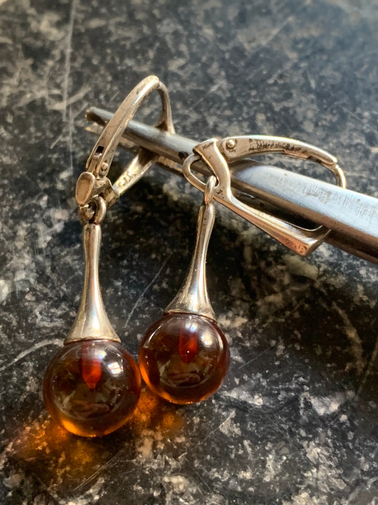Boucles d'oreilles en Ambre, qualité AA à AAA, montées par "Gem & Zen". Vendu en finition Argent 0.925 sur montures dîtes 'dormeuses' + options pour des choix de montures, parfait !