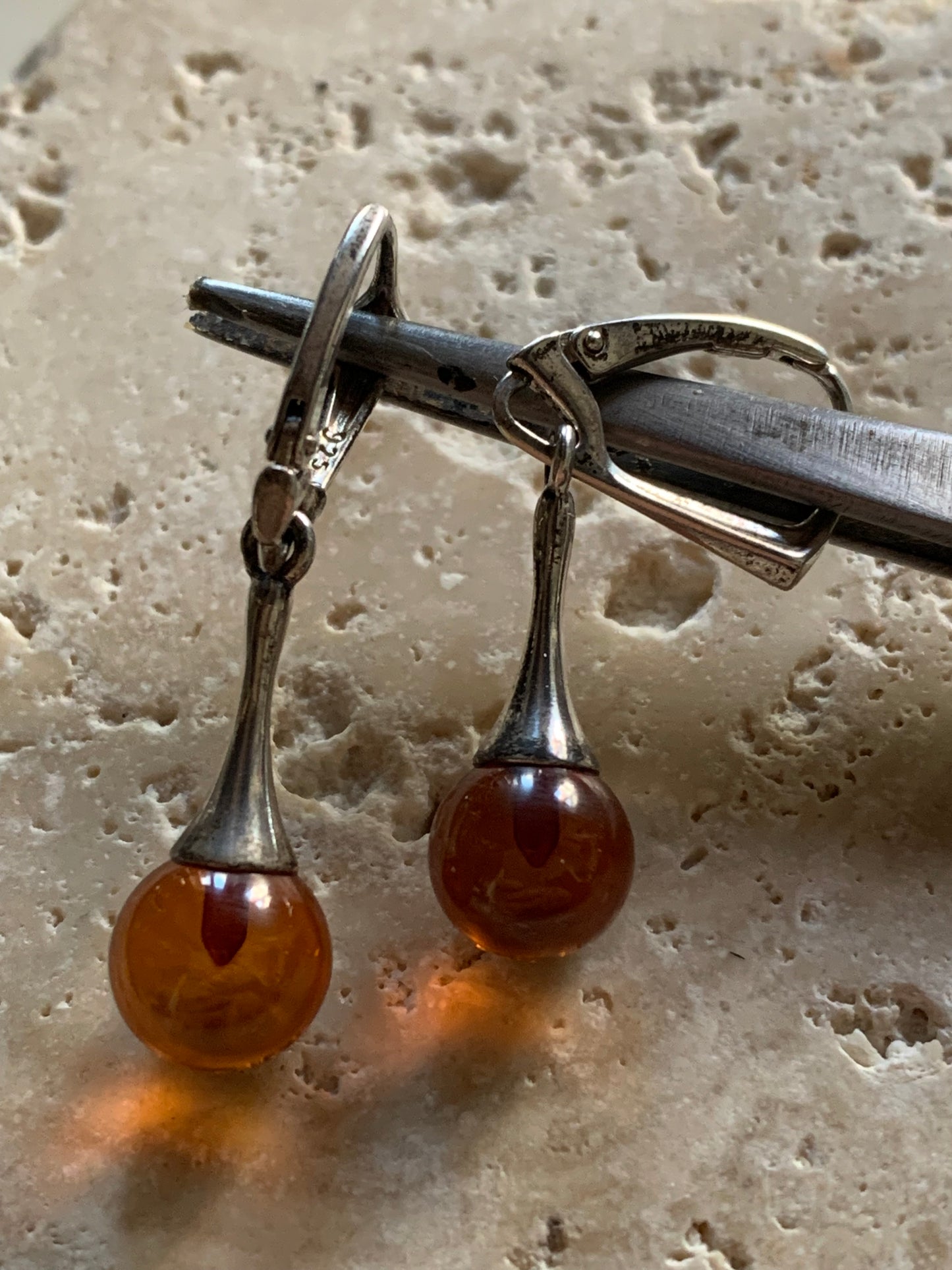 Boucles d'oreilles en Ambre, qualité AA à AAA, montées par "Gem & Zen". Vendu en finition Argent 0.925 sur montures dîtes 'dormeuses' + options pour des choix de montures, parfait !