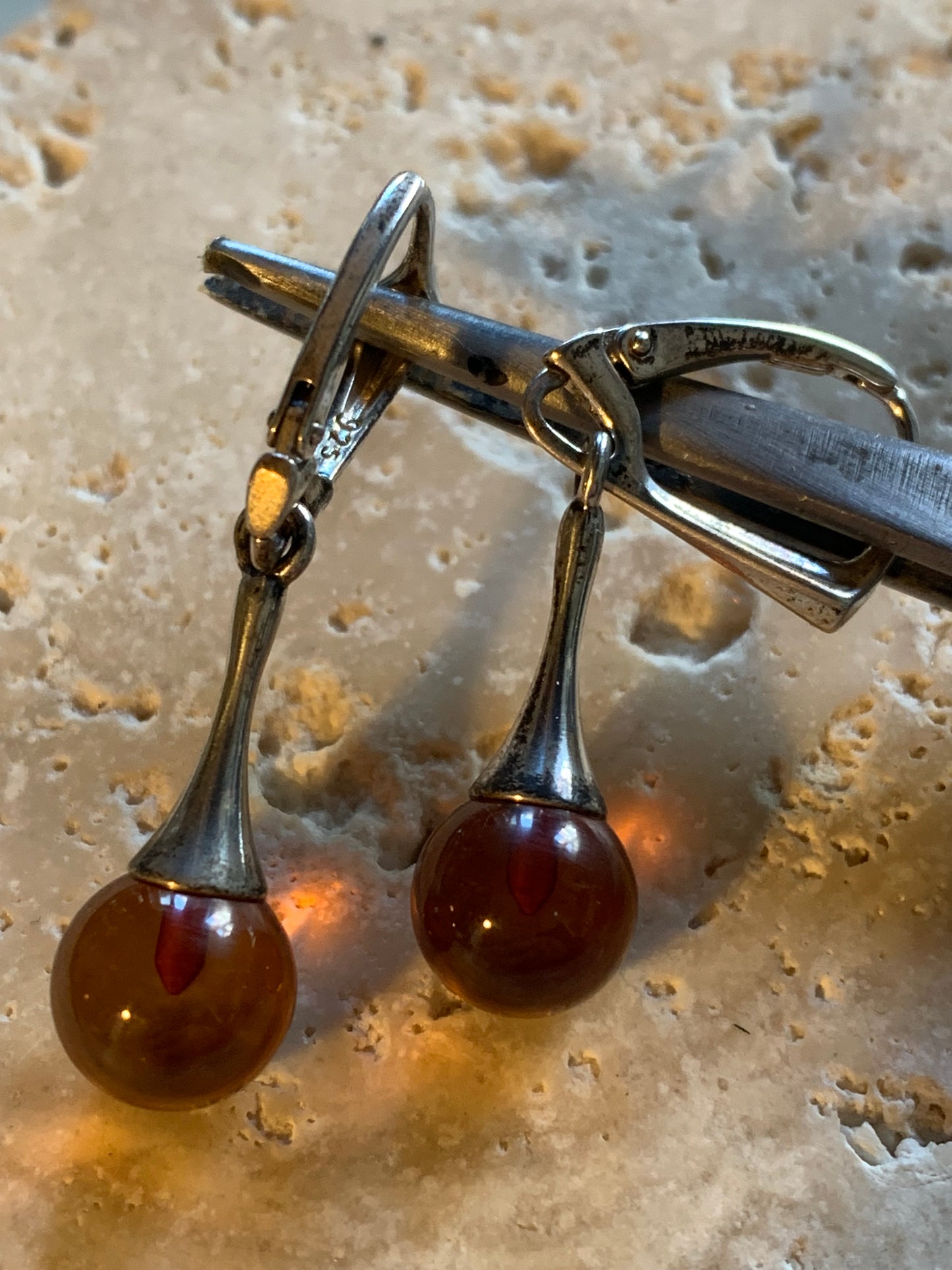Boucles d'oreilles en Ambre, qualité AA à AAA, montées par "Gem & Zen". Vendu en finition Argent 0.925 sur montures dîtes 'dormeuses' + options pour des choix de montures, parfait !