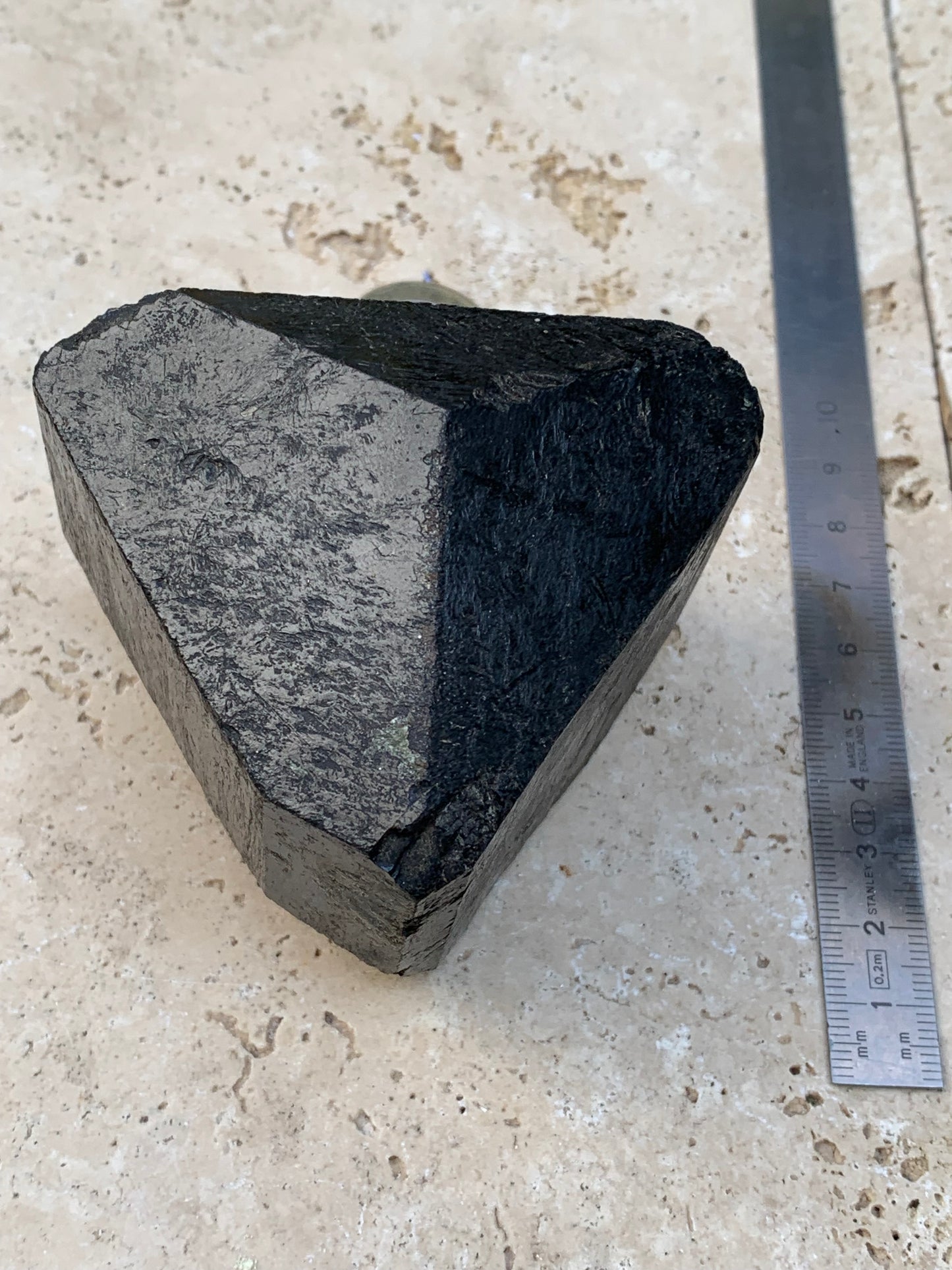 Tourmaline noire, spécimen naturel à 3 faces de 80 x 65 x 70 mm - 555 grammes. Une très belle et unique pièce !