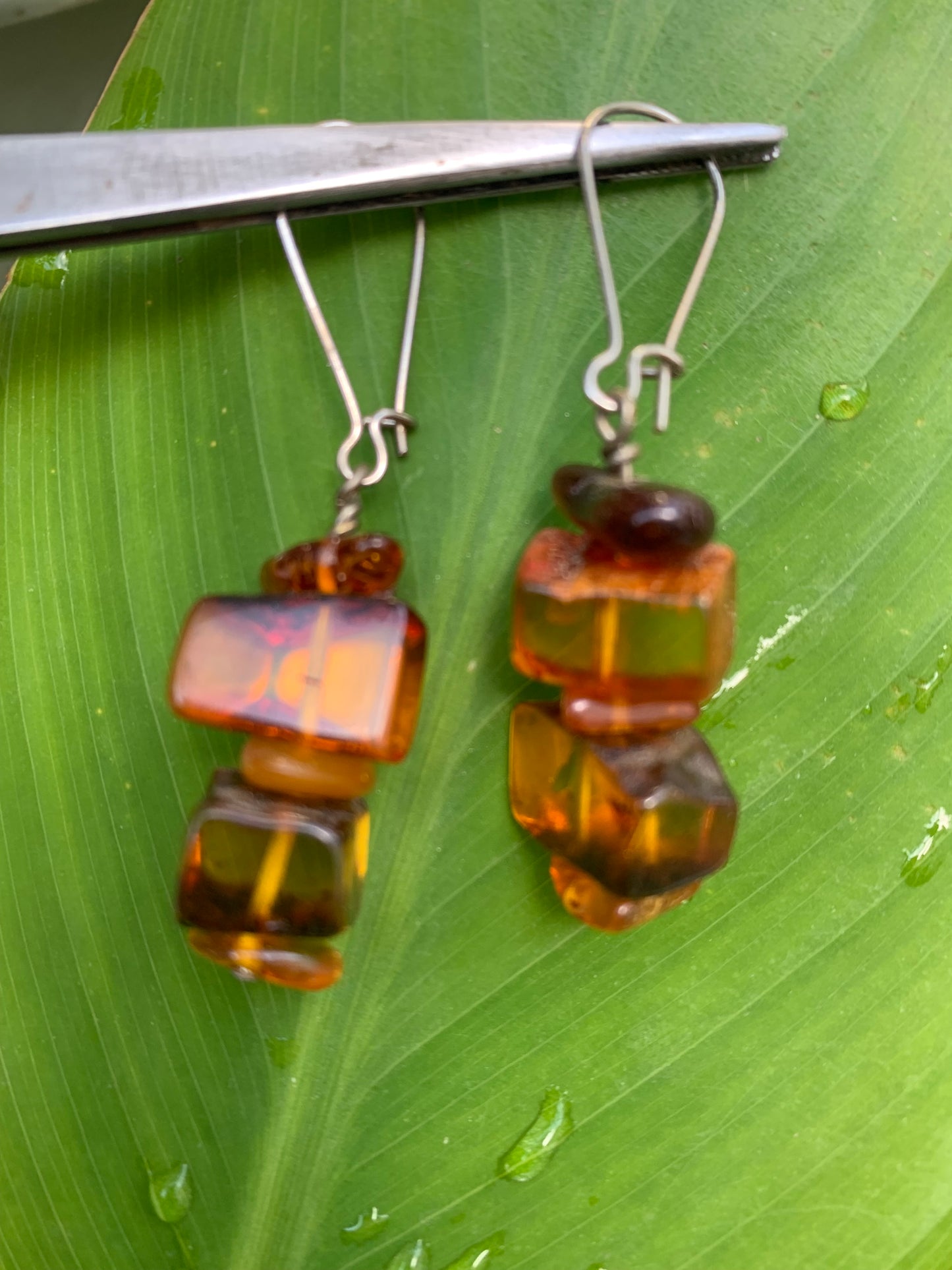 Boucles d'oreilles en Ambre, qualité AA à AA, montées par "Gem & Zen". Vendu en finition Argent, laiton ton Argent ou doré + options pour des choix de montures, parfait !