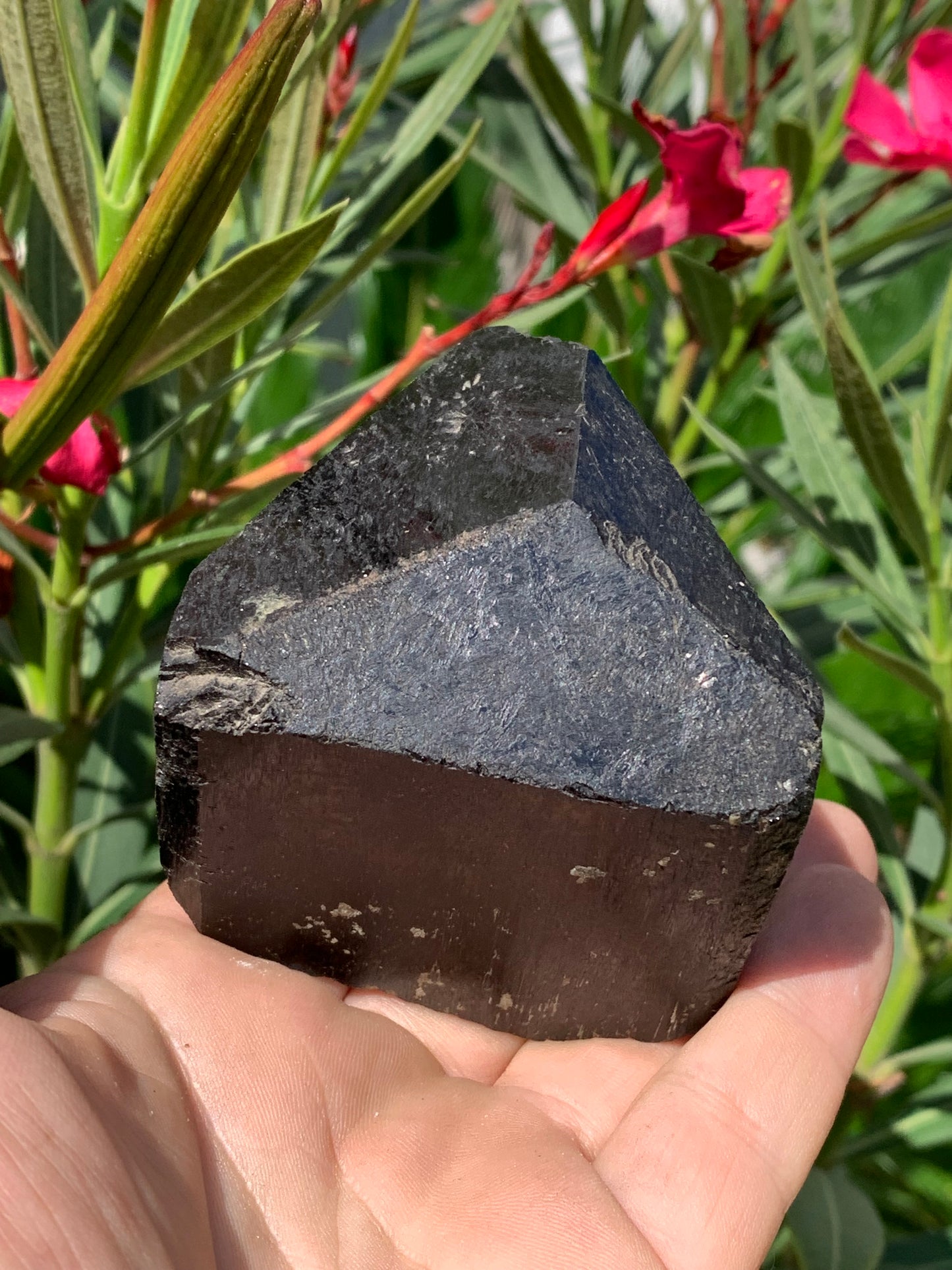 Tourmaline noire, spécimen naturel à 3 faces de 80 x 65 x 70 mm - 555 grammes. Une très belle et unique pièce !