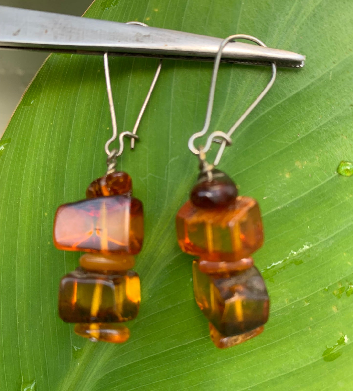 Boucles d'oreilles en Ambre, qualité AA à AA, montées par "Gem & Zen". Vendu en finition Argent, laiton ton Argent ou doré + options pour des choix de montures, parfait !