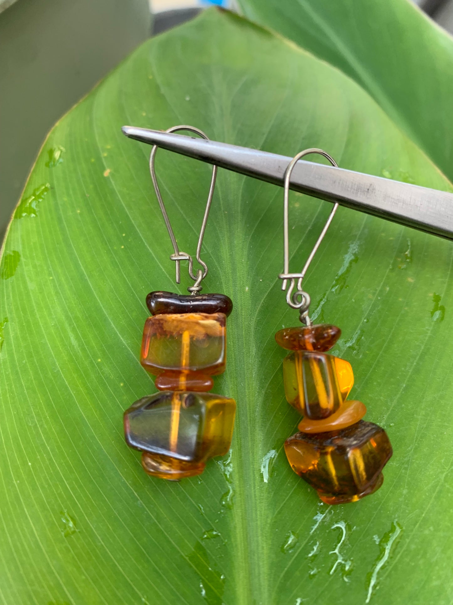 Boucles d'oreilles en Ambre, qualité AA à AA, montées par "Gem & Zen". Vendu en finition Argent, laiton ton Argent ou doré + options pour des choix de montures, parfait !