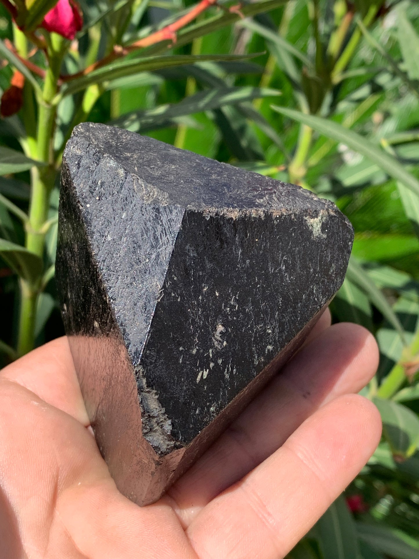 Tourmaline noire, spécimen naturel à 3 faces de 80 x 65 x 70 mm - 555 grammes. Une très belle et unique pièce !