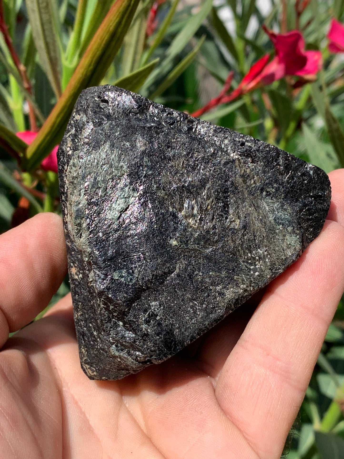 Tourmaline noire, spécimen naturel à 3 faces de 80 x 65 x 70 mm - 555 grammes. Une très belle et unique pièce !