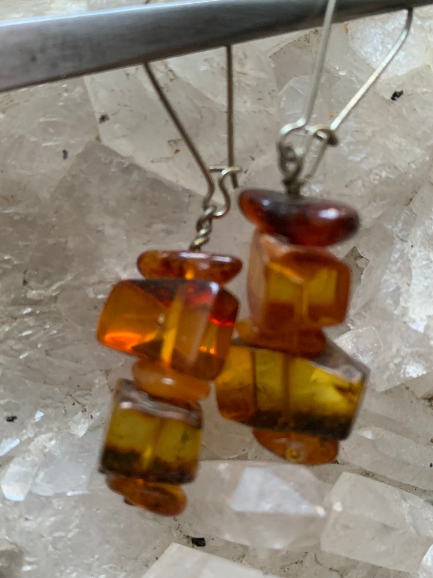 Boucles d'oreilles en Ambre, qualité AA à AA, montées par "Gem & Zen". Vendu en finition Argent, laiton ton Argent ou doré + options pour des choix de montures, parfait !