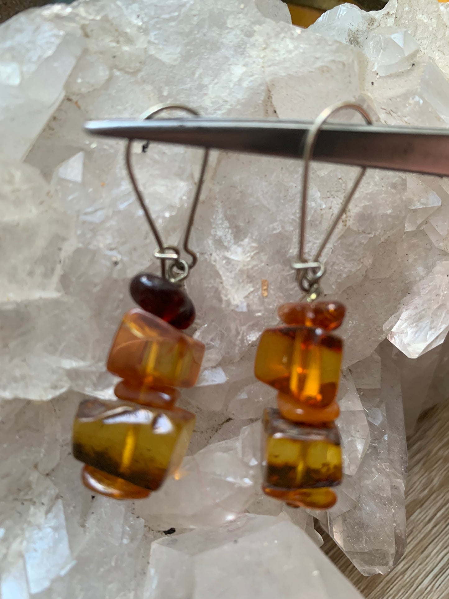 Boucles d'oreilles en Ambre, qualité AA à AA, montées par "Gem & Zen". Vendu en finition Argent, laiton ton Argent ou doré + options pour des choix de montures, parfait !