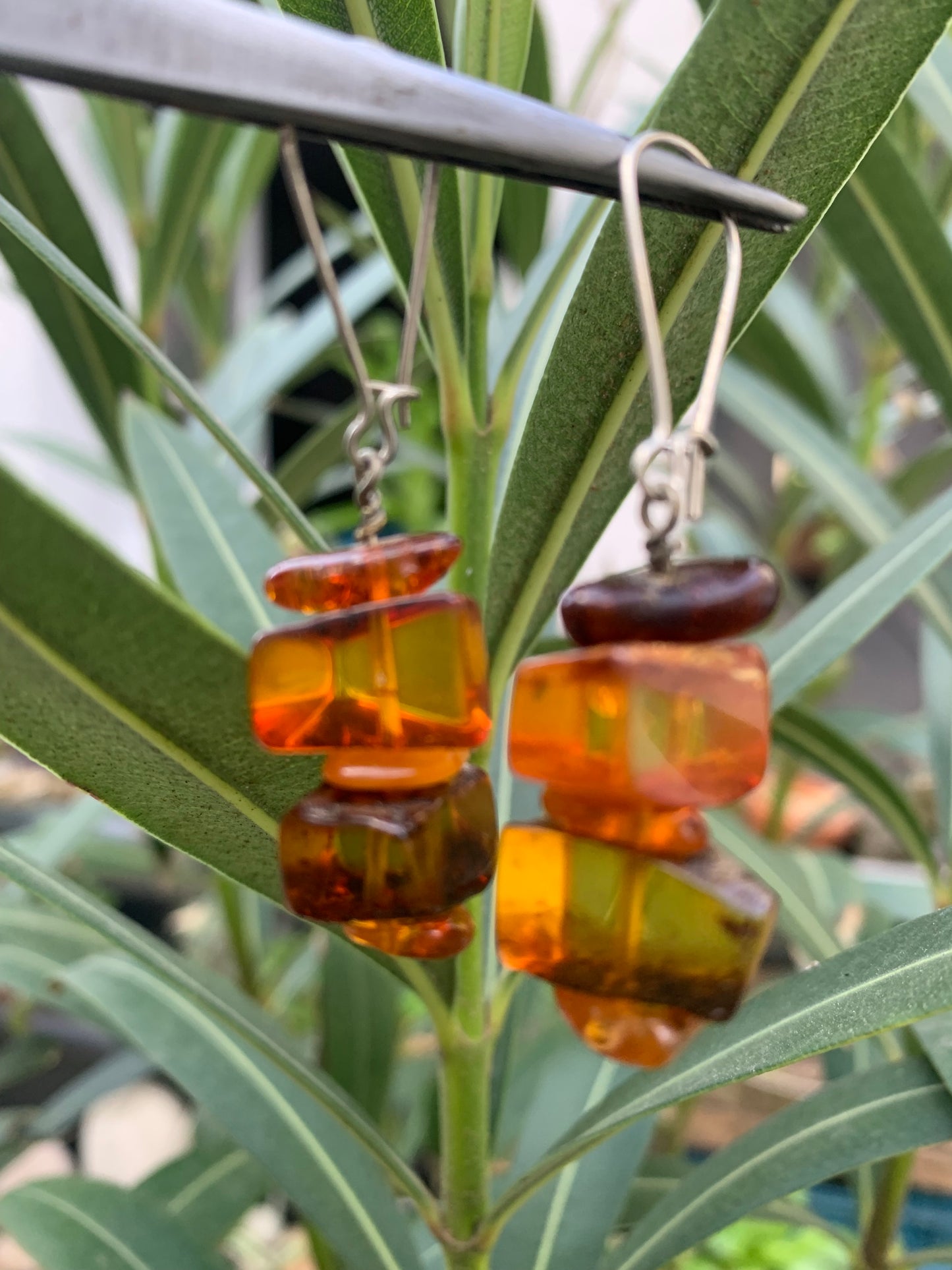 Boucles d'oreilles en Ambre, qualité AA à AA, montées par "Gem & Zen". Vendu en finition Argent, laiton ton Argent ou doré + options pour des choix de montures, parfait !