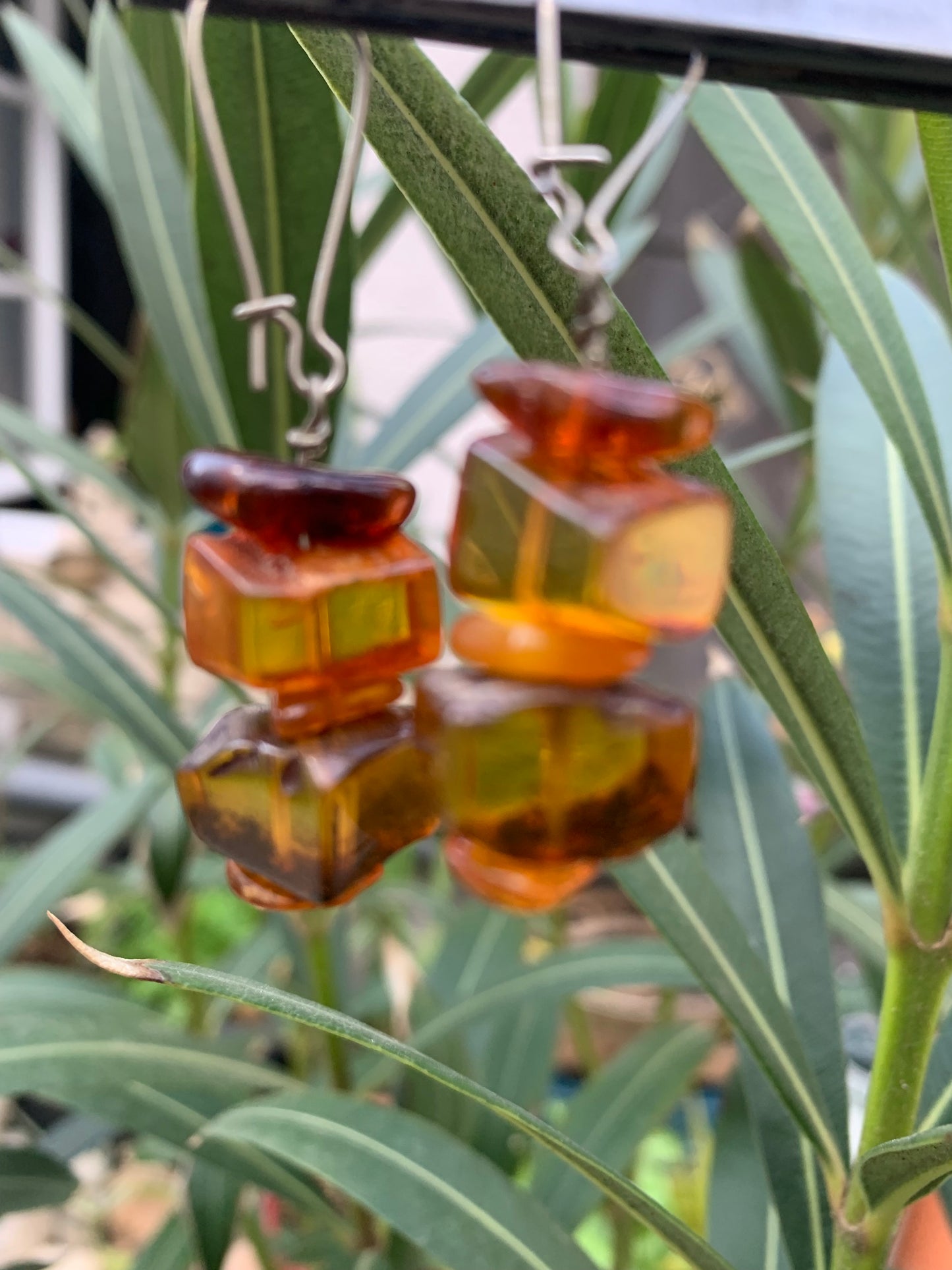 Boucles d'oreilles en Ambre, qualité AA à AA, montées par "Gem & Zen". Vendu en finition Argent, laiton ton Argent ou doré + options pour des choix de montures, parfait !