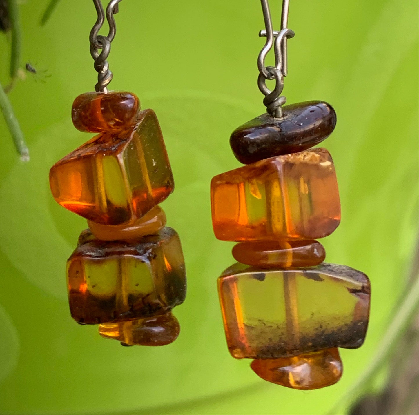 Boucles d'oreilles en Ambre, qualité AA à AA, montées par "Gem & Zen". Vendu en finition Argent, laiton ton Argent ou doré + options pour des choix de montures, parfait !