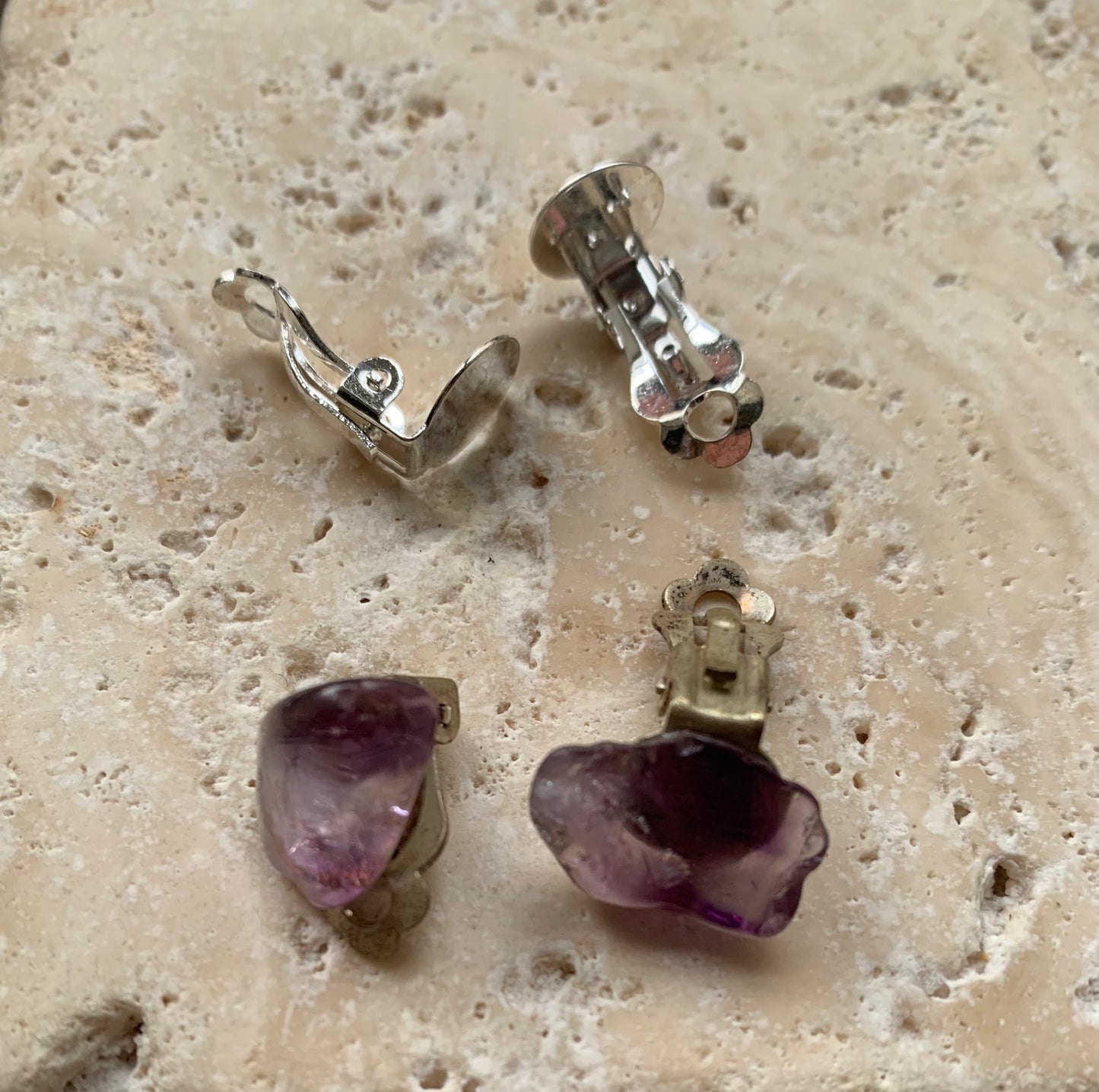 Apprêts, 'clips' d'oreilles, finition laiton argenté ou doré avec plateau à coller pour oreilles non percées. Très bonne qualité, parfait pour vos créations ou pour réparation ! Vendu par paire ou par 10 ou 100 !