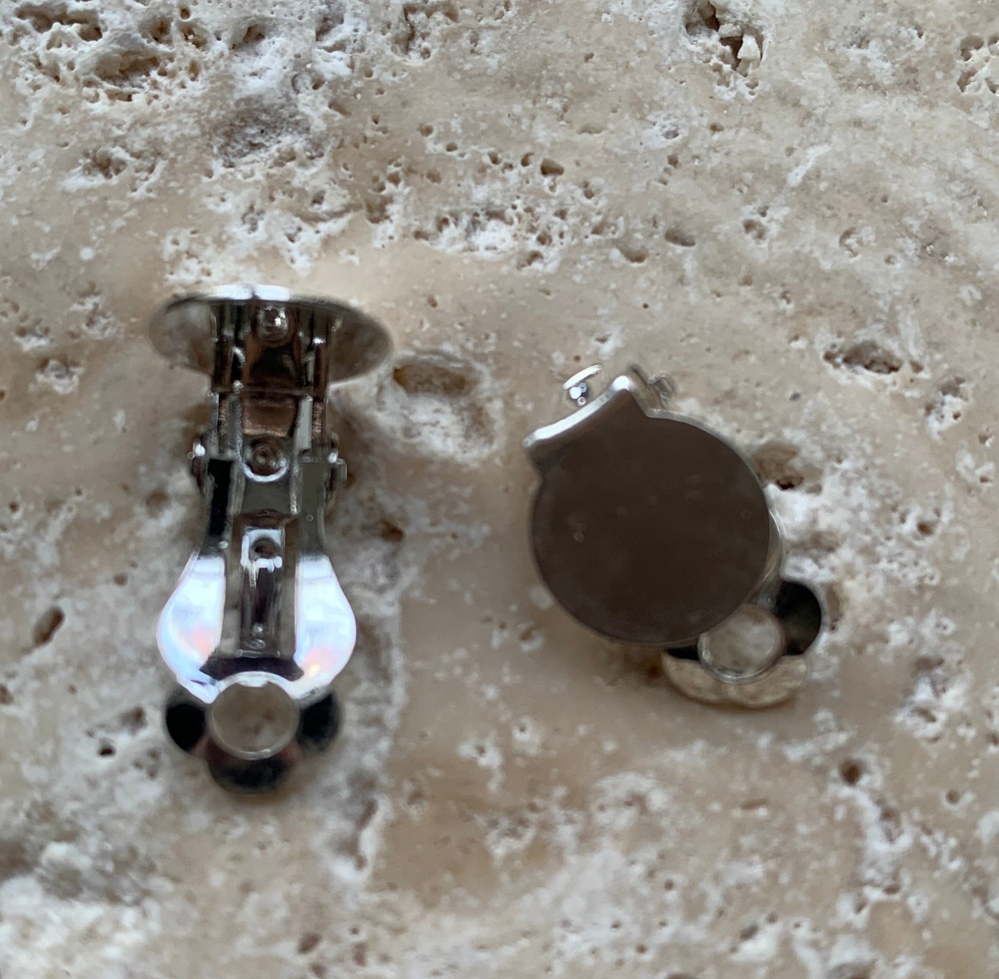 Findings, ear 'clips', silver or gold brass finish with glue-on tray for non-pierced ears. Very good quality, perfect for your creations or for repair! Sold in pairs or in packs of 10 or 100!