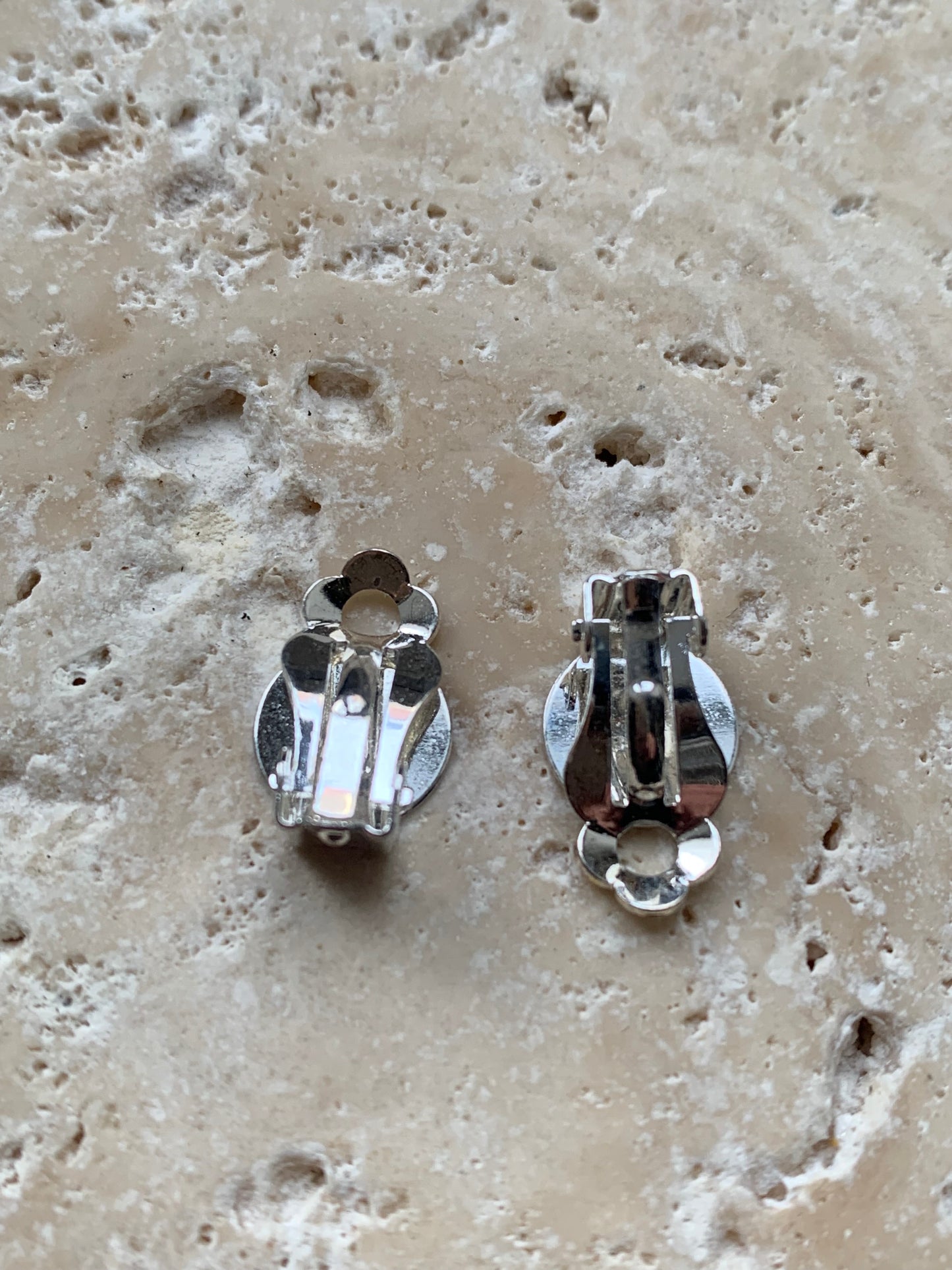Apprêts, 'clips' d'oreilles, finition laiton argenté ou doré avec plateau à coller pour oreilles non percées. Très bonne qualité, parfait pour vos créations ou pour réparation ! Vendu par paire ou par 10 ou 100 !