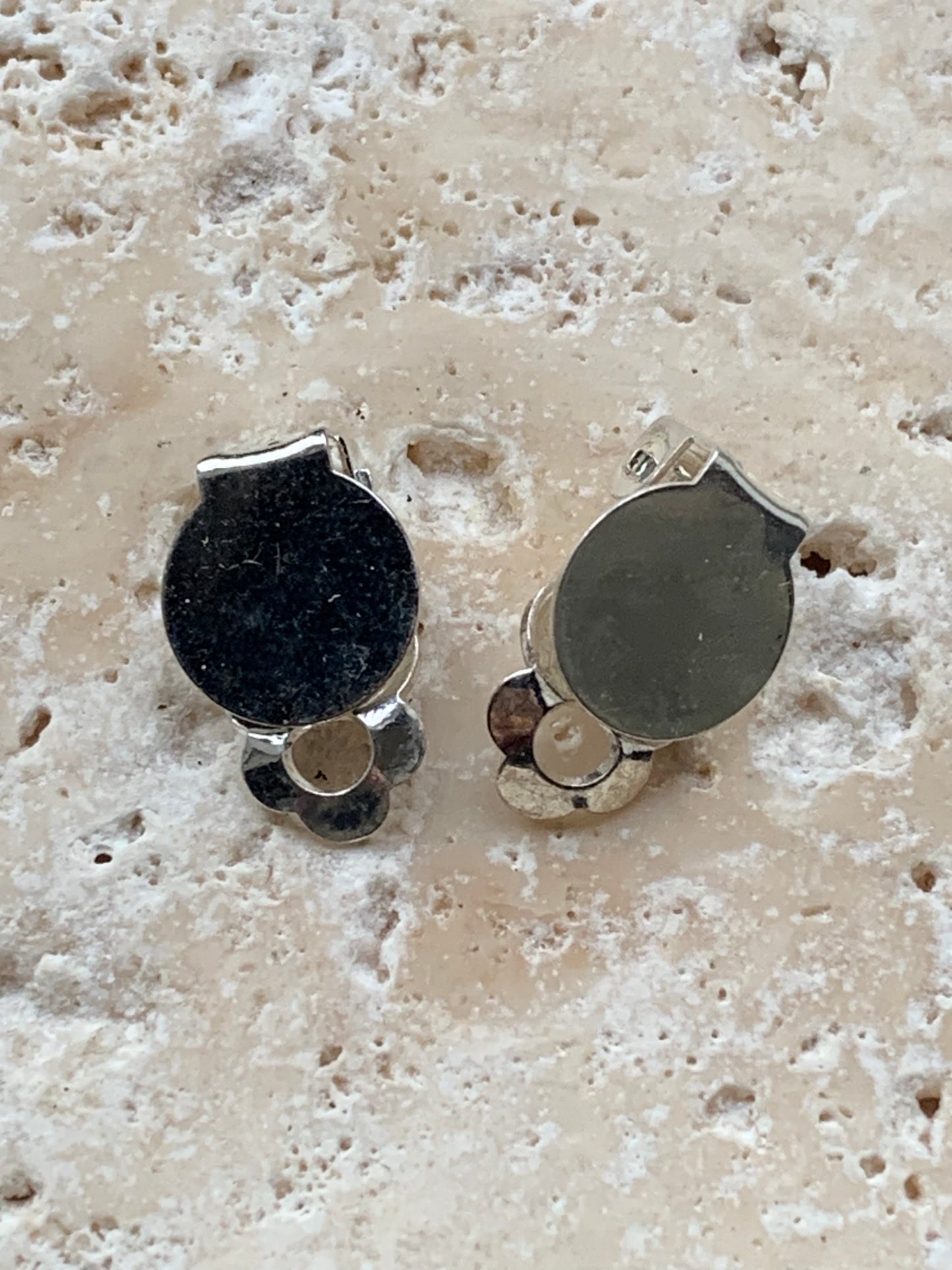 Apprêts, 'clips' d'oreilles, finition laiton argenté ou doré avec plateau à coller pour oreilles non percées. Très bonne qualité, parfait pour vos créations ou pour réparation ! Vendu par paire ou par 10 ou 100 !
