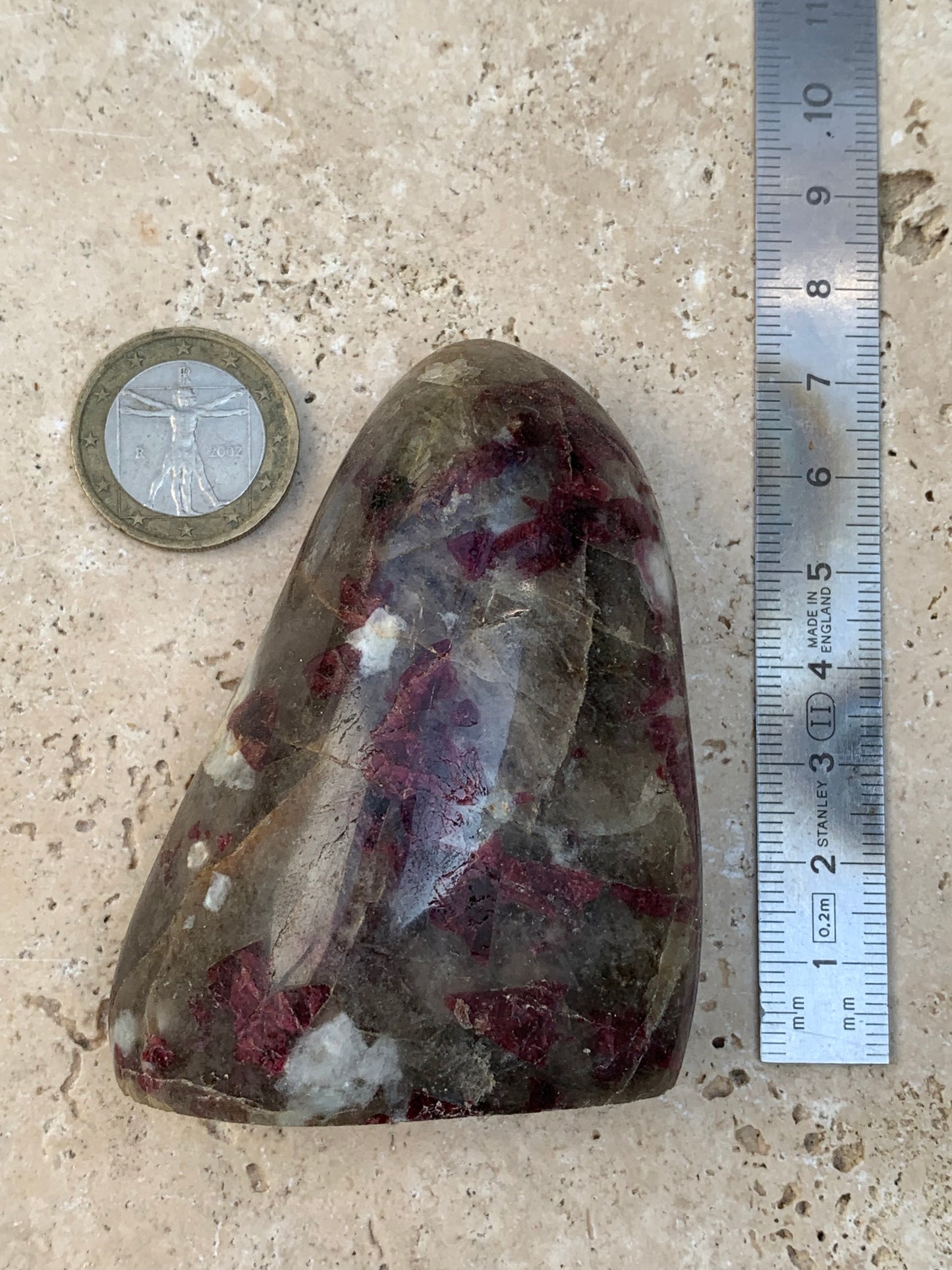 Tourmaline Rubellite, gros galet rond de 76 x 57 x 28 mm - 164,5 grammes. Une très belle et unique pièce !