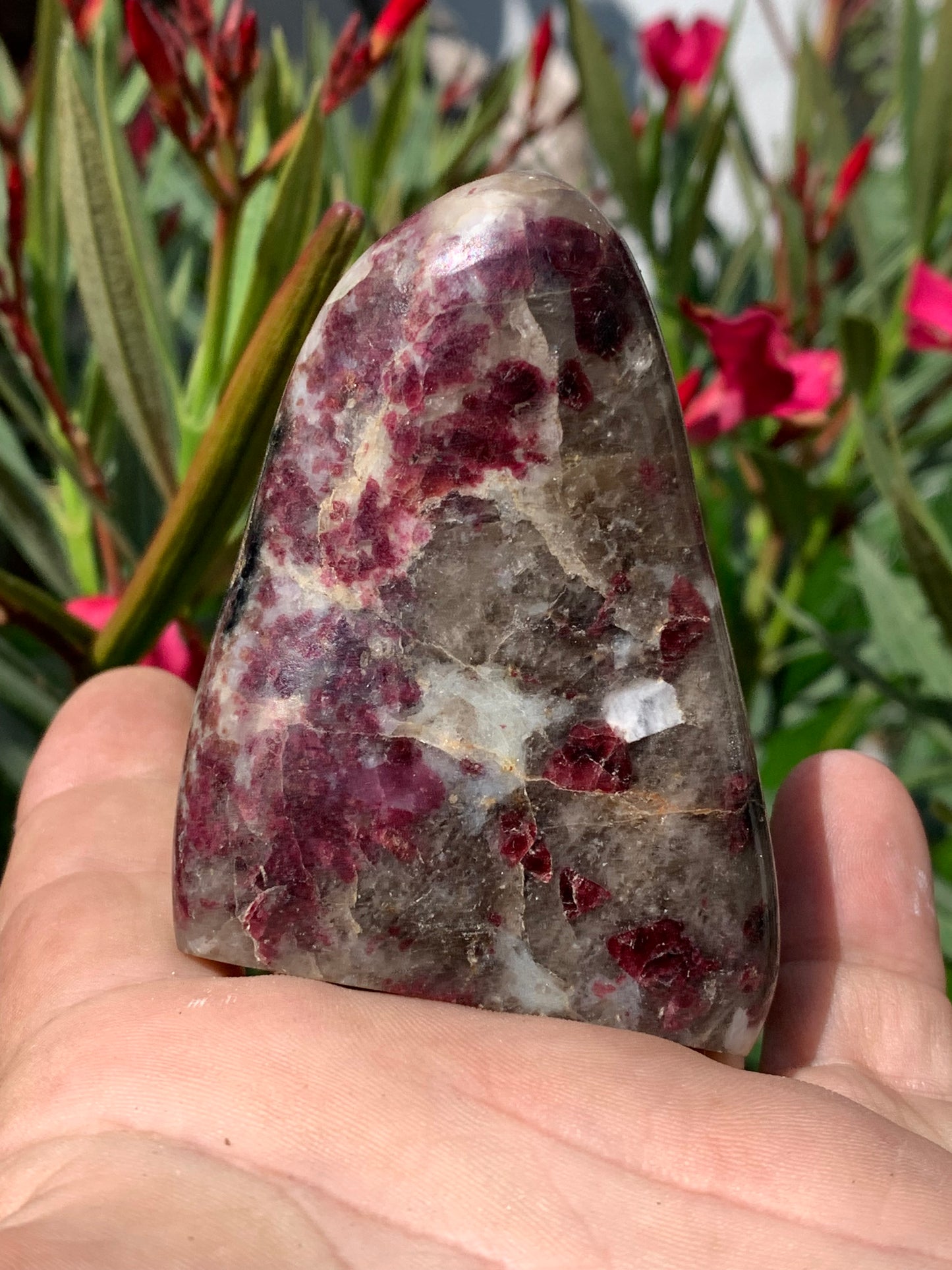 Tourmaline Rubellite, gros galet rond de 76 x 57 x 28 mm - 164,5 grammes. Une très belle et unique pièce !