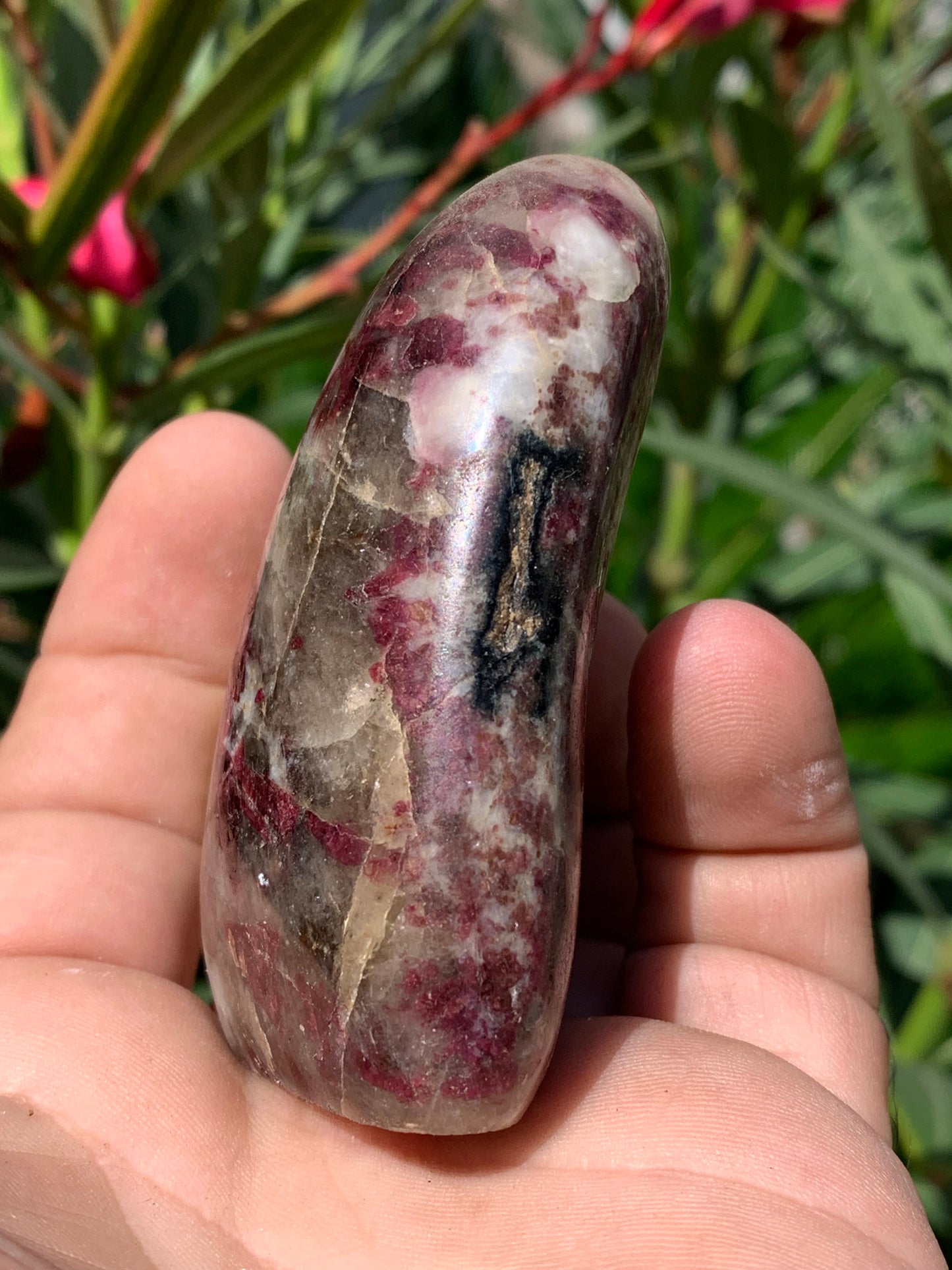 Tourmaline Rubellite, gros galet rond de 76 x 57 x 28 mm - 164,5 grammes. Une très belle et unique pièce !