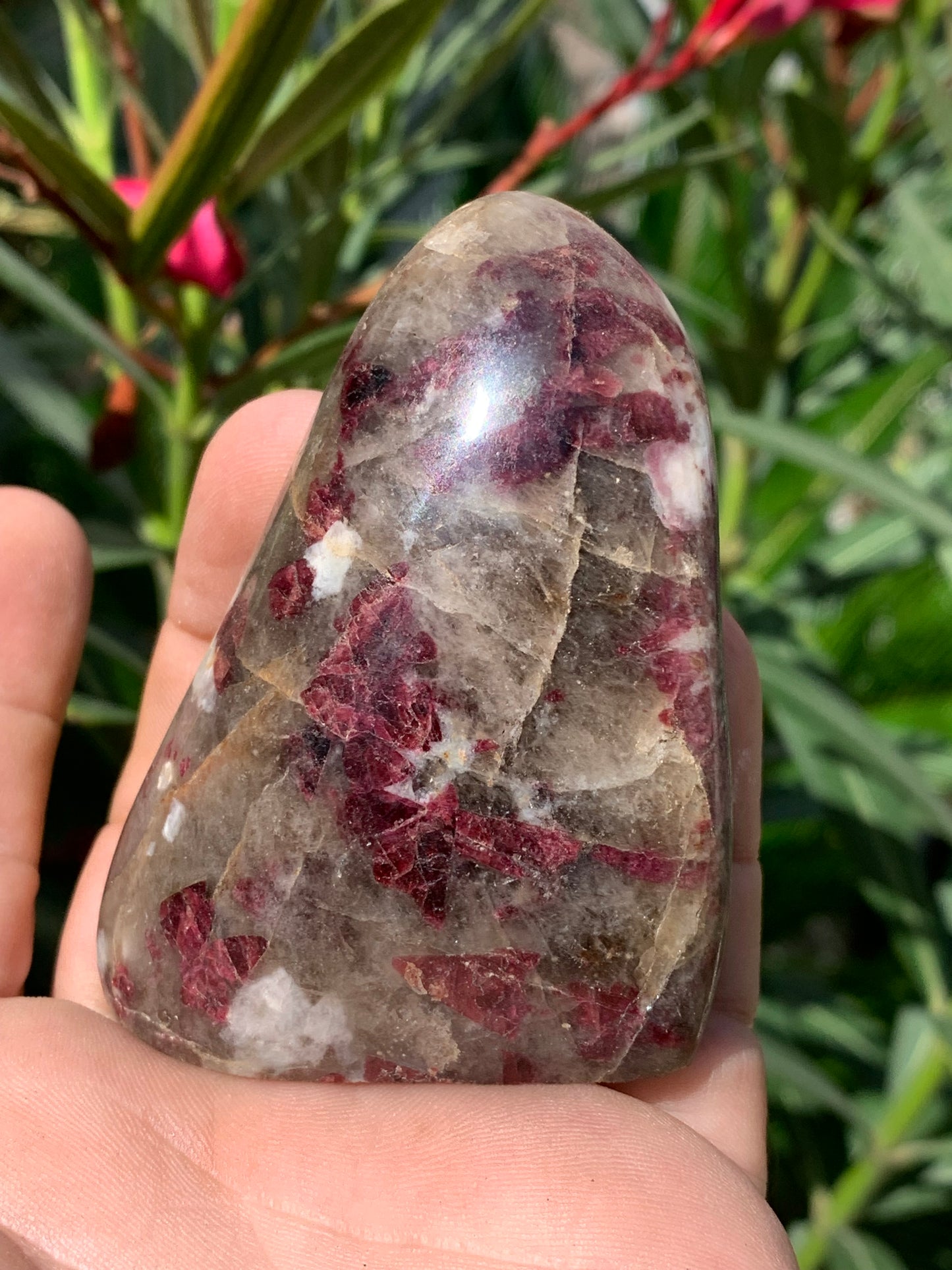 Tourmaline Rubellite, gros galet rond de 76 x 57 x 28 mm - 164,5 grammes. Une très belle et unique pièce !