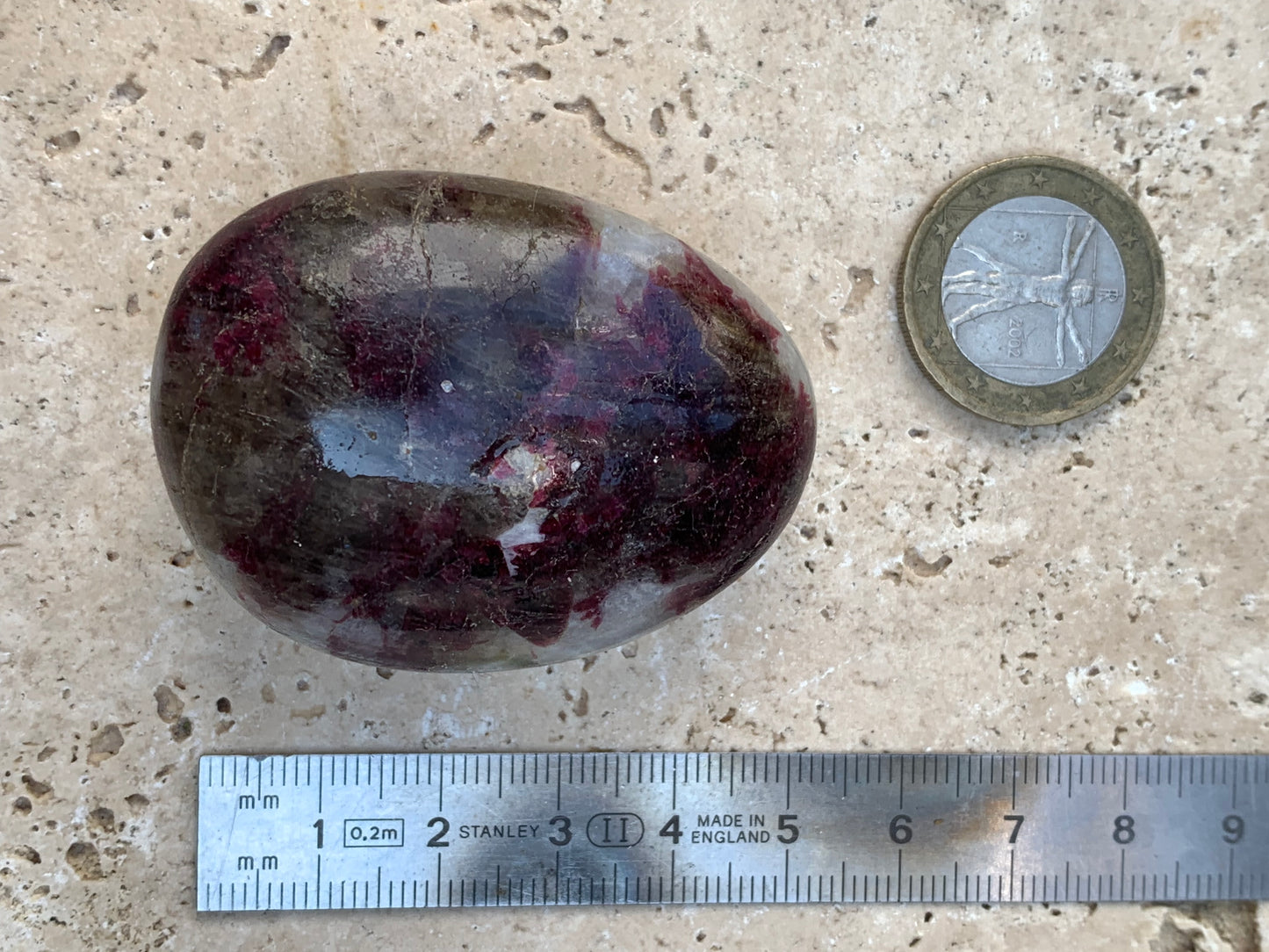 Tourmaline Rubellite, galet de 51 x 40 x 25 mm - 68,4 grammes. Une très belle et unique pièce !