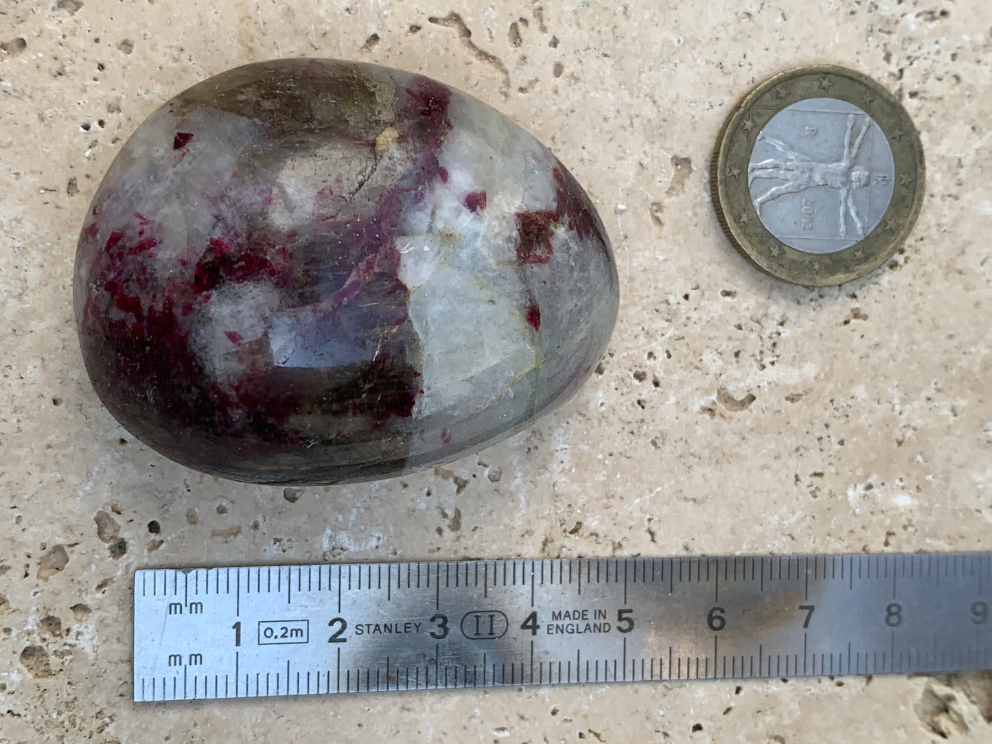 Tourmaline Rubellite, galet de 51 x 40 x 25 mm - 68,4 grammes. Une très belle et unique pièce !