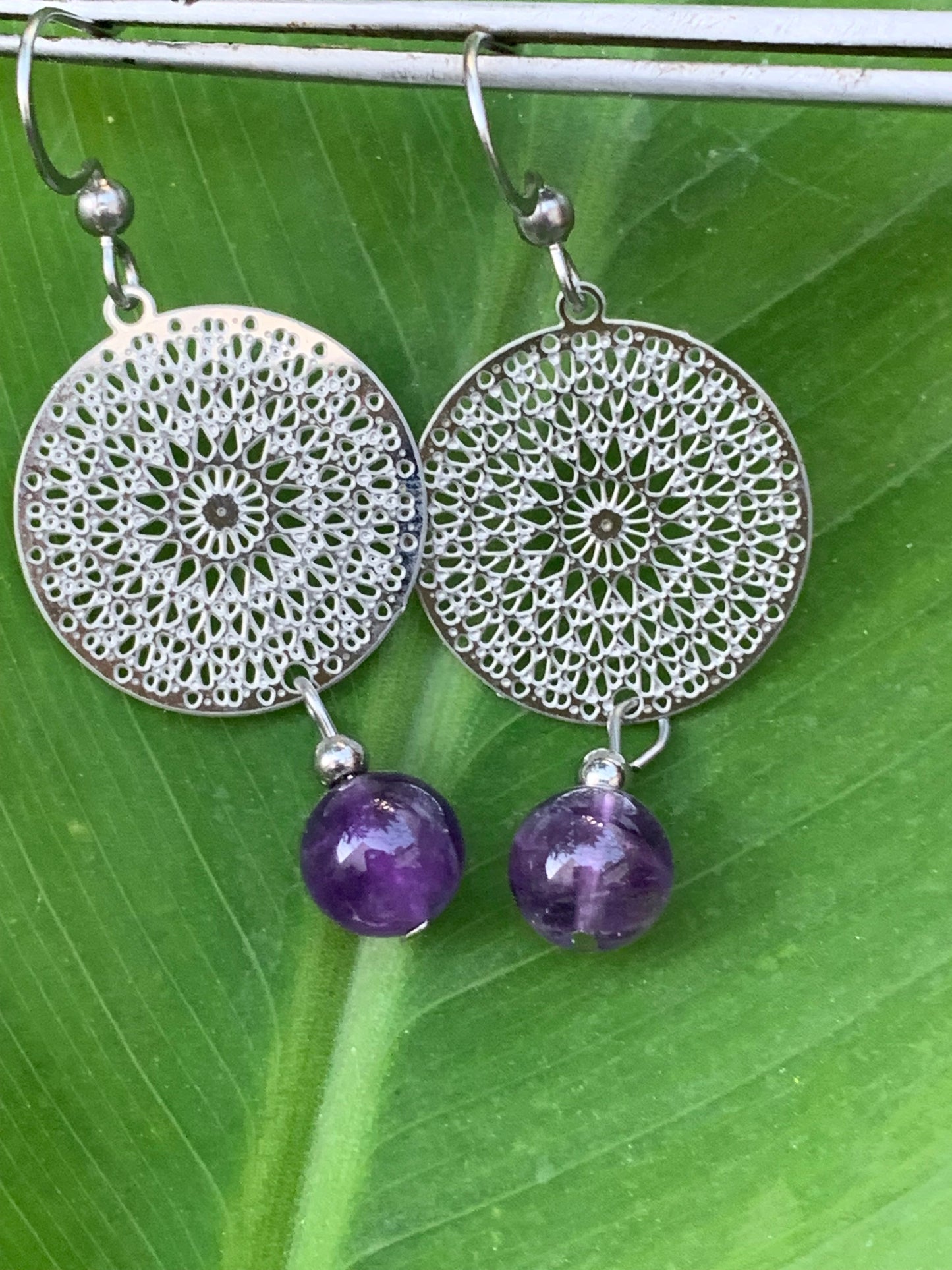 Boucles d'oreilles en Améthyste avec un superbe Mandala en Argent où est suspendue une perle ronde, qualité AA à AAA. Finition Argent 925 !