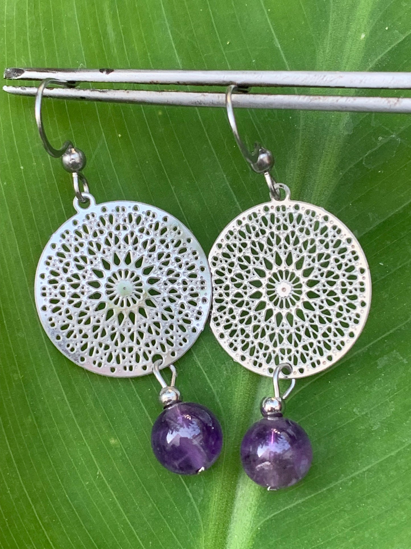 Boucles d'oreilles en Améthyste avec un superbe Mandala en Argent où est suspendue une perle ronde, qualité AA à AAA. Finition Argent 925 !