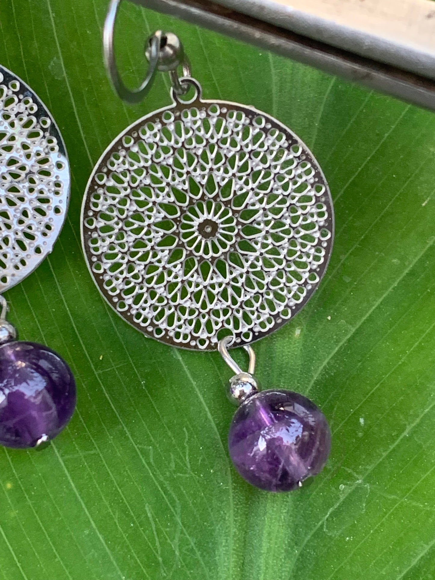 Boucles d'oreilles en Améthyste avec un superbe Mandala en Argent où est suspendue une perle ronde, qualité AA à AAA. Finition Argent 925 !
