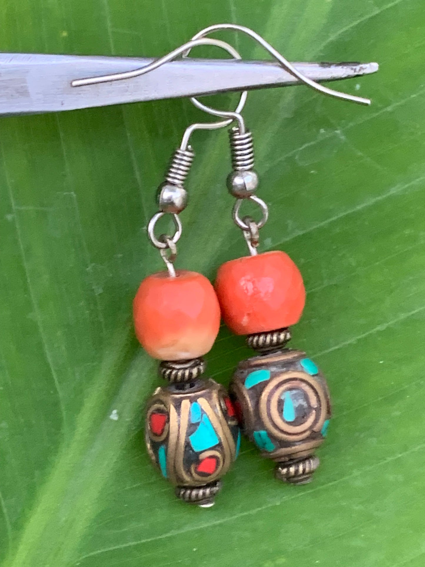 Boucles d'oreilles en perles facettées de Corail rouge avec perle d'Inde en turquoise. Finition Argent 925, laiton argenté ou doré, parfait !
