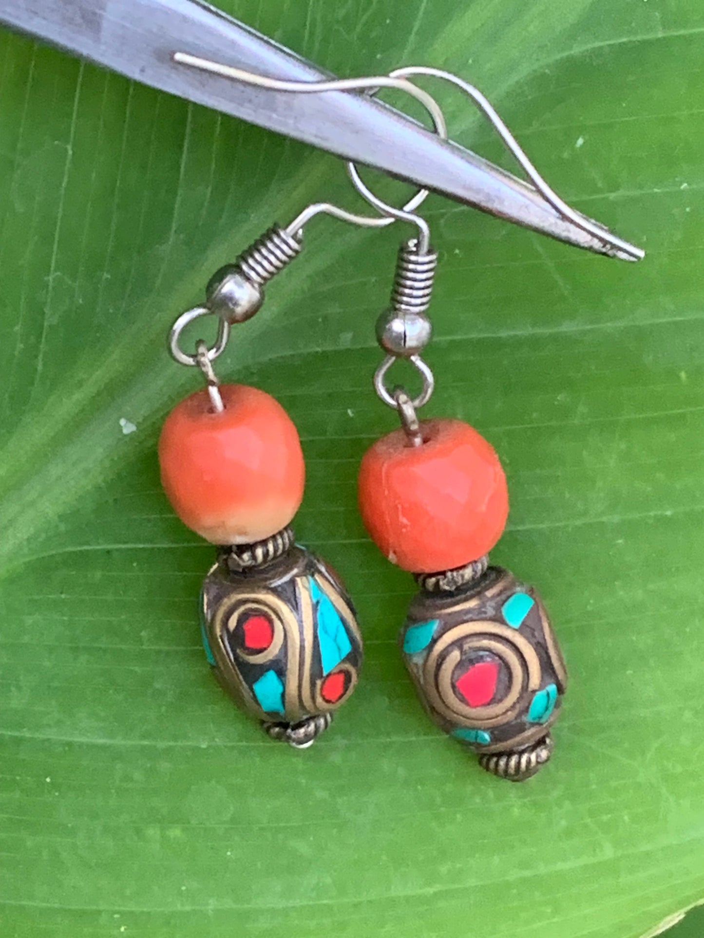Boucles d'oreilles en perles facettées de Corail rouge avec perle d'Inde en turquoise. Finition Argent 925, laiton argenté ou doré, parfait !