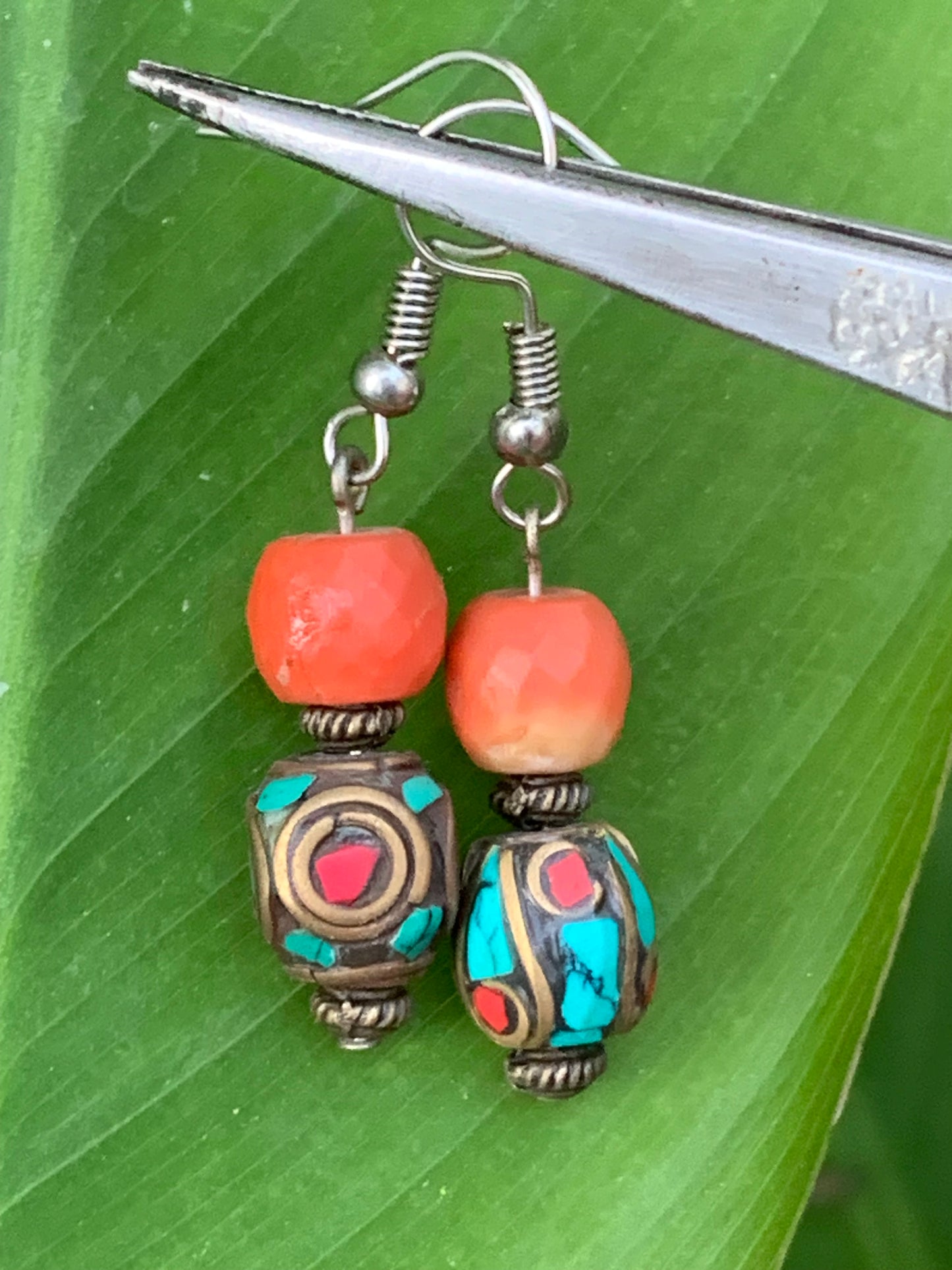 Boucles d'oreilles en perles facettées de Corail rouge avec perle d'Inde en turquoise. Finition Argent 925, laiton argenté ou doré, parfait !