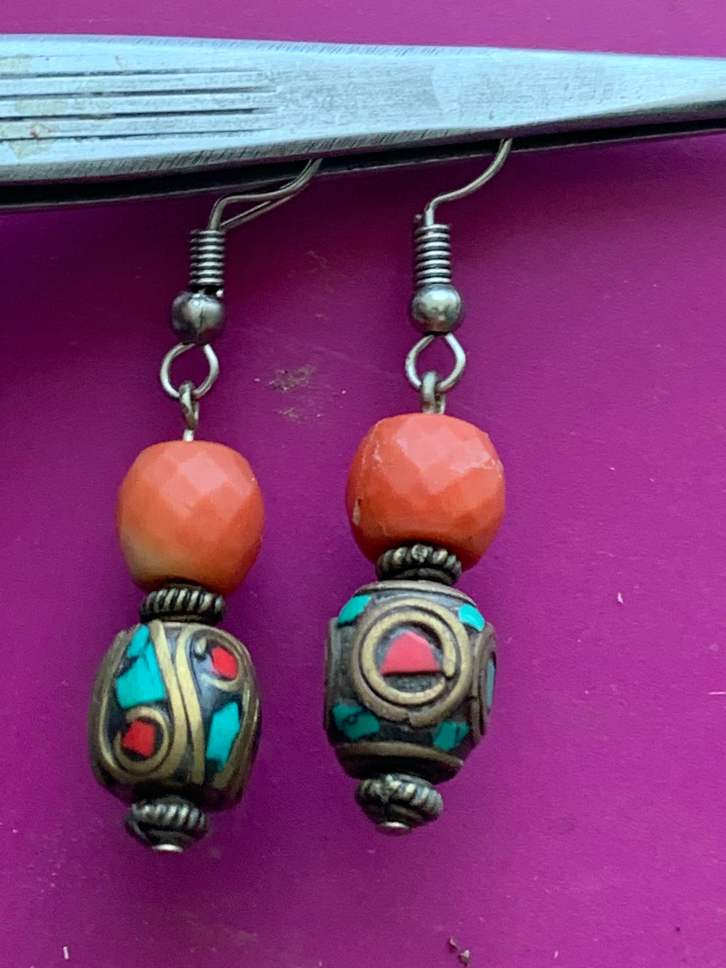 Boucles d'oreilles en perles facettées de Corail rouge avec perle d'Inde en turquoise. Finition Argent 925, laiton argenté ou doré, parfait !